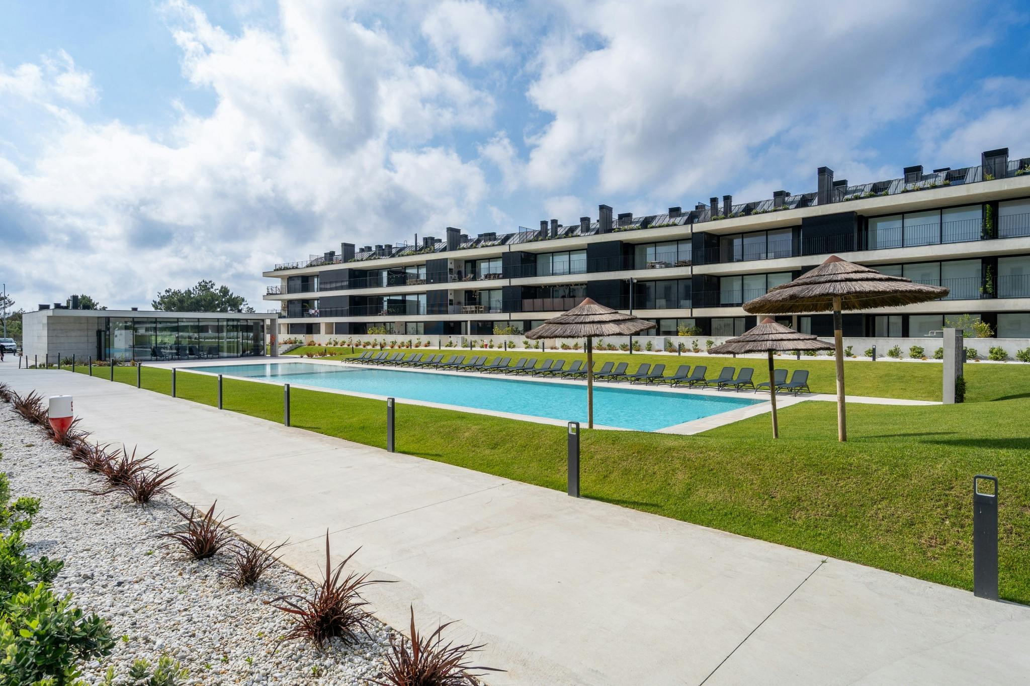 Apartment for rent for €9,999 per month in Apúlia, Avenida da Colónia
