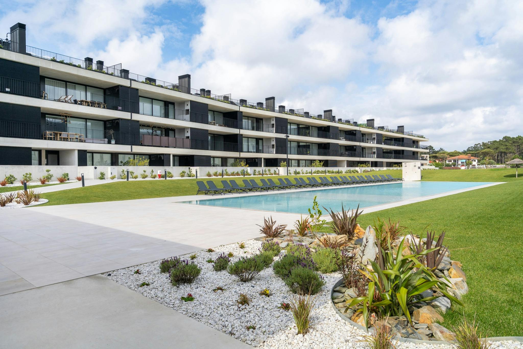 Lägenhet att hyra för 9 999 € i månaden i Apúlia, Avenida da Colónia