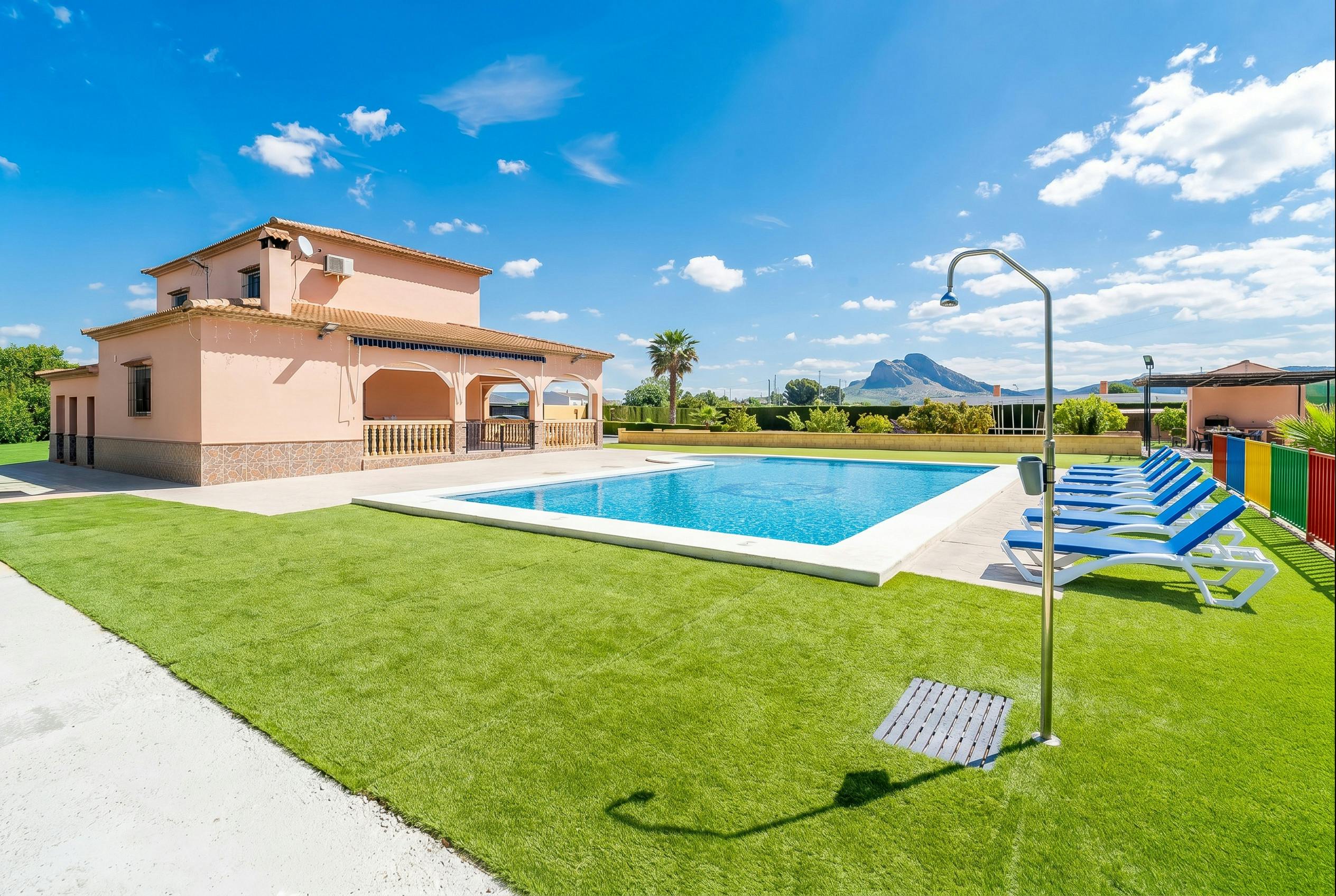 House for rent for €9,999 per month in Antequera, Calle Río Guadalhorce