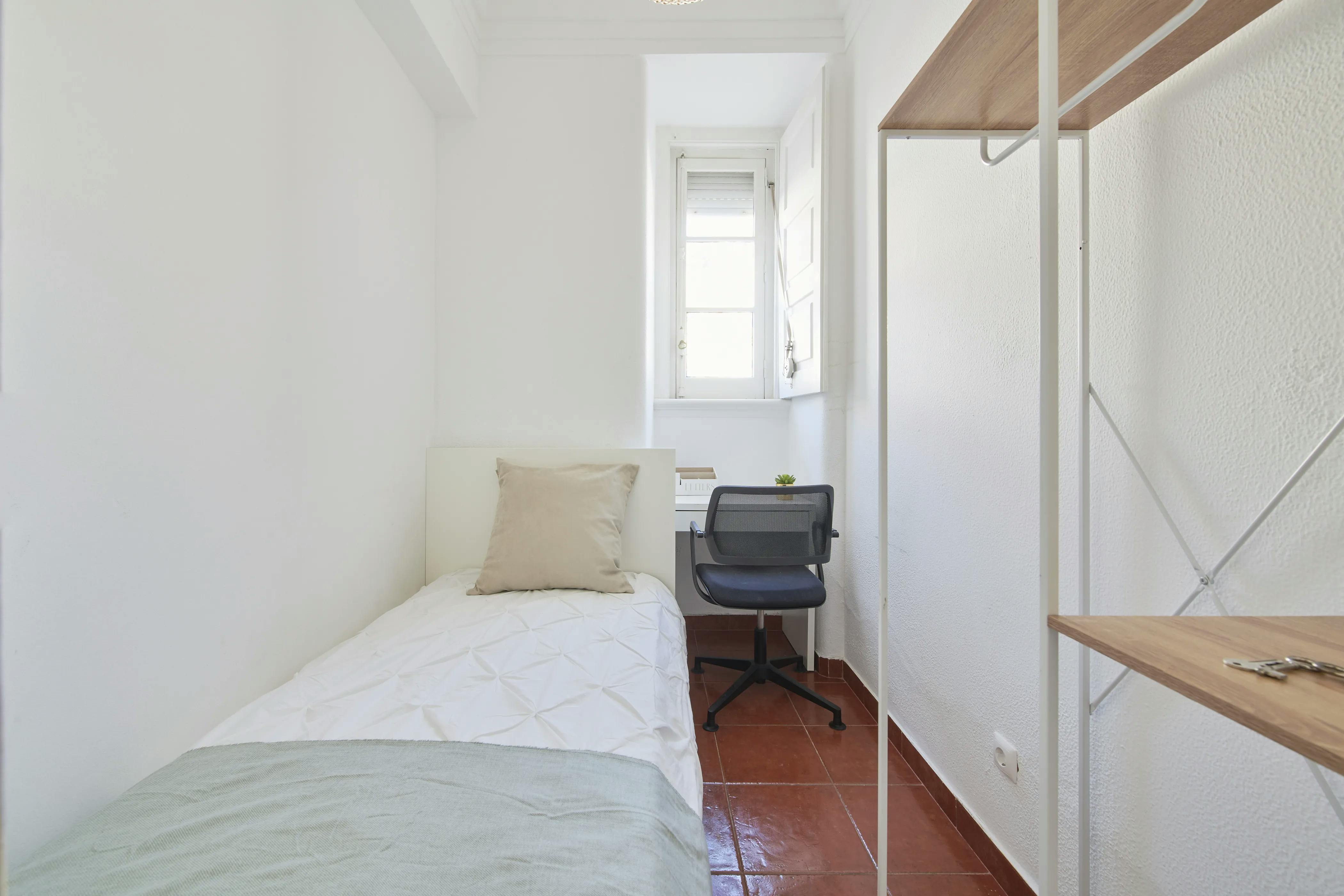 Private room for rent for €405 per month in Lisbon, Rua Actor Vale