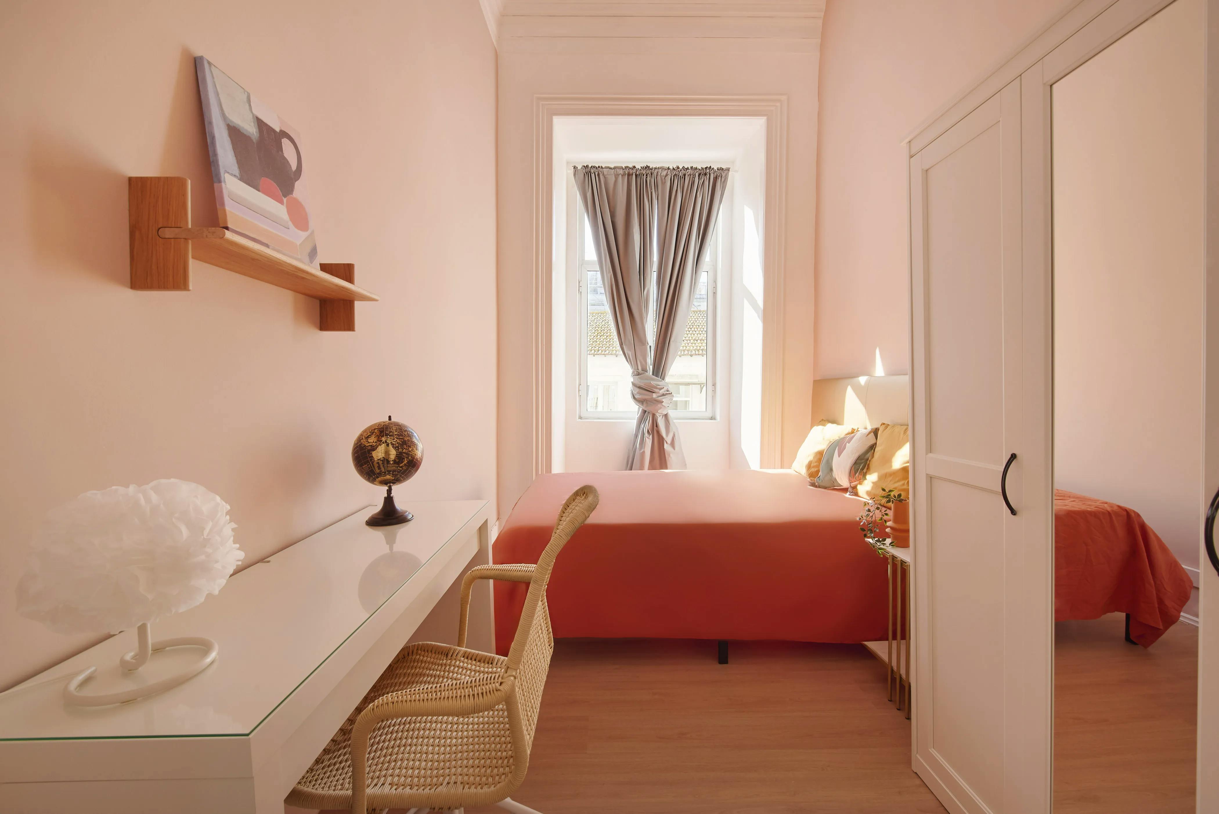 Private room for rent for €685 per month in Lisbon, Largo Vitorino Damásio