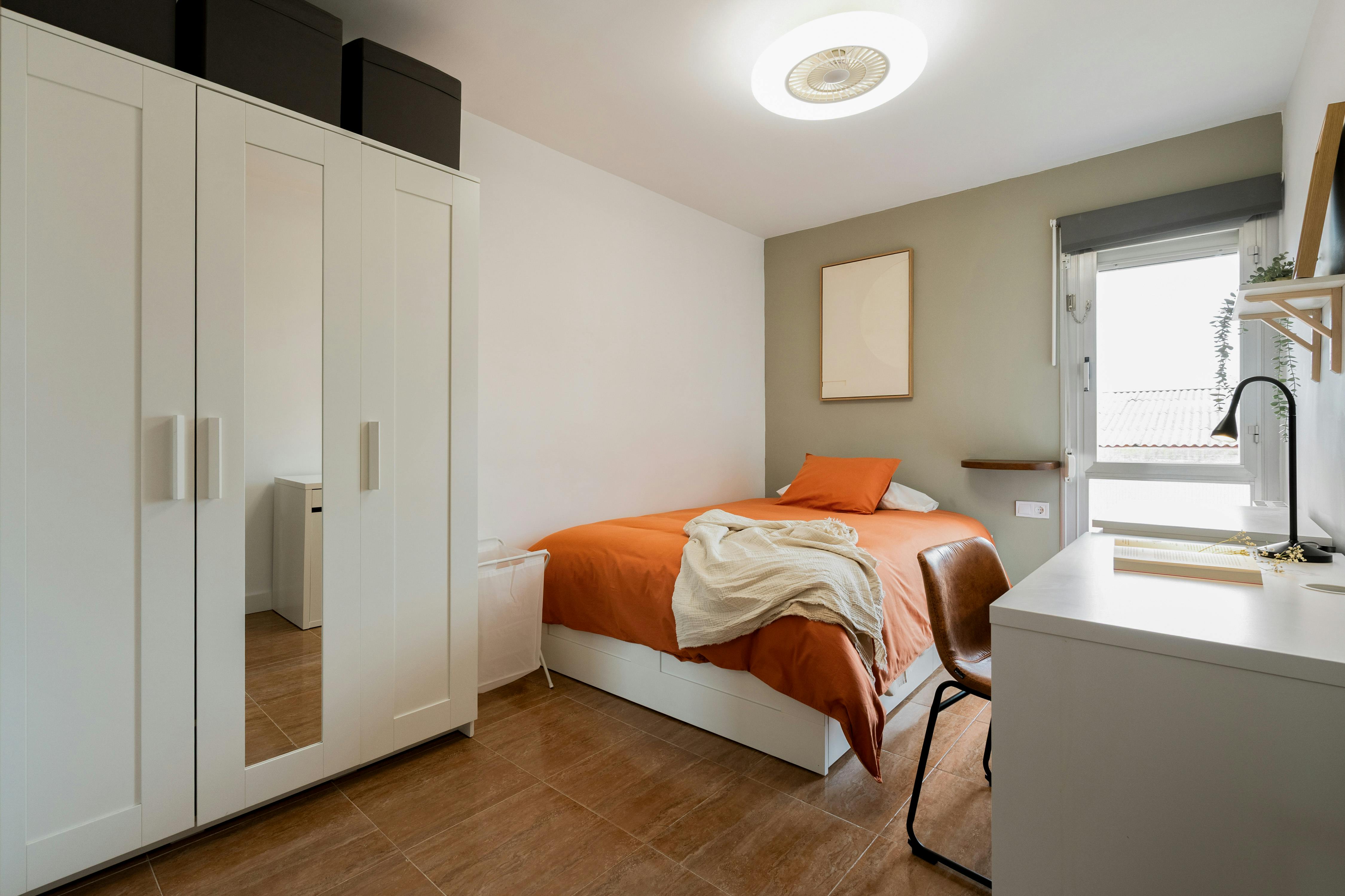 Private room in Carrer d'Ovidi, Sabadell (1711100) room image 1