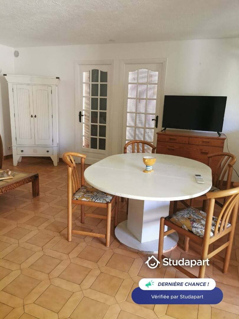 Mieszkanie do wynajęcia za 880 € miesięcznie w mieście Antibes, Avenue des Eucalyptus
