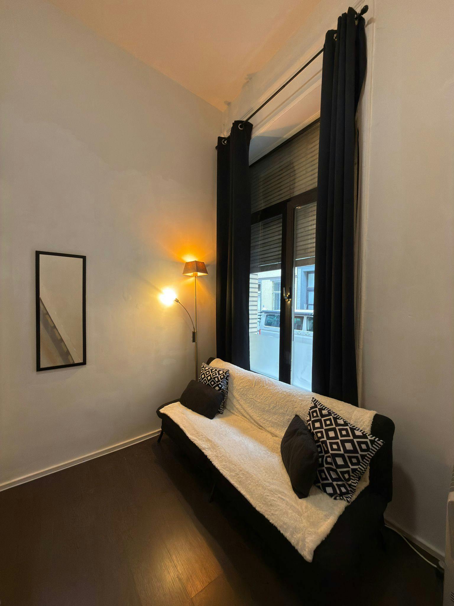 Apartment for rent for €1,200 per month in Brussels, Rue Van Gaver
