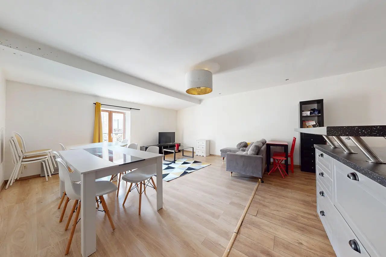 Mieszkanie do wynajęcia za 1105 € miesięcznie w mieście Oullins-Pierre-Bénite, Avenue Jean Jaurès