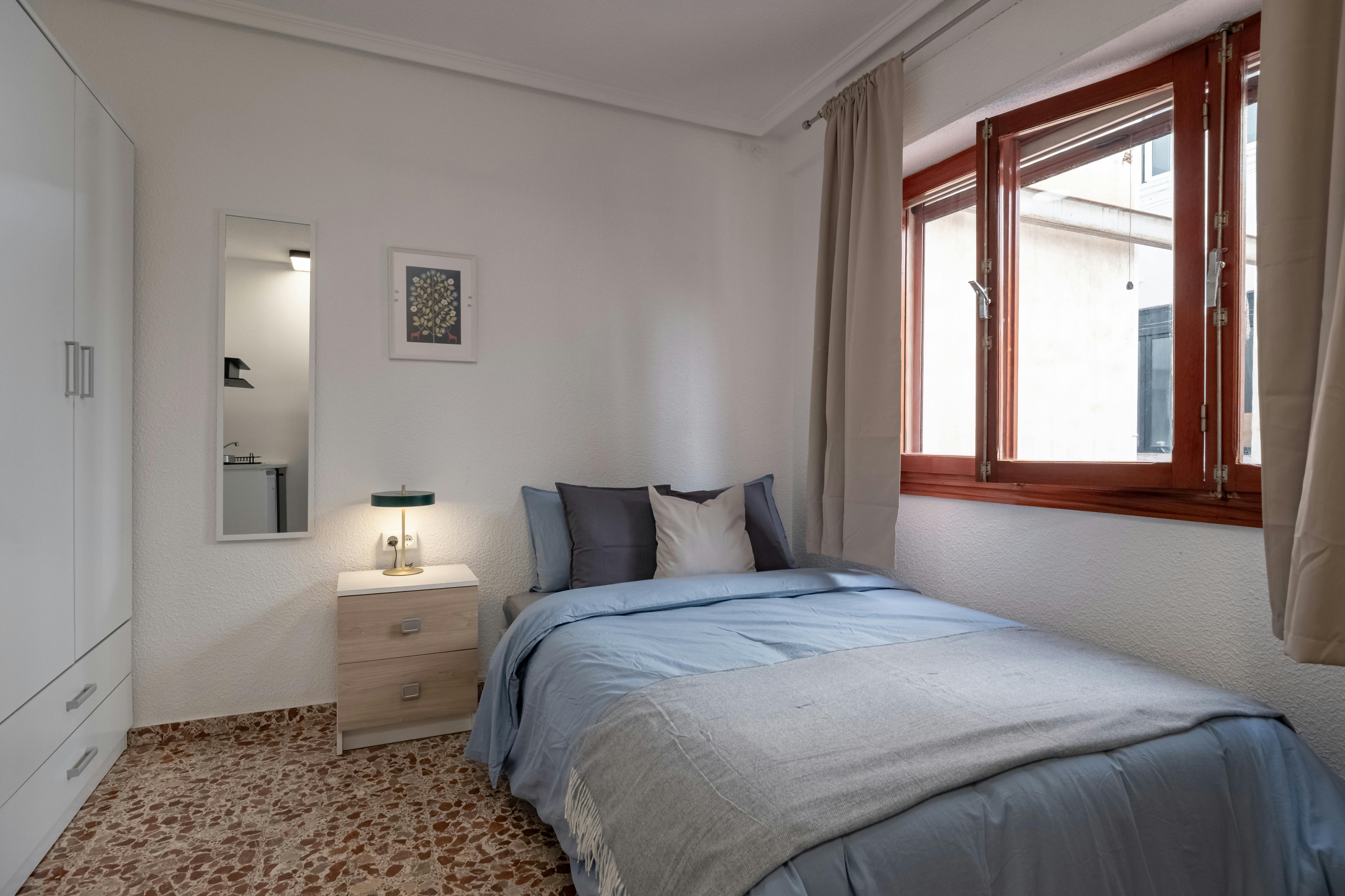 Private room in Avinguda Novelda, Alicante (1712429) room image 1