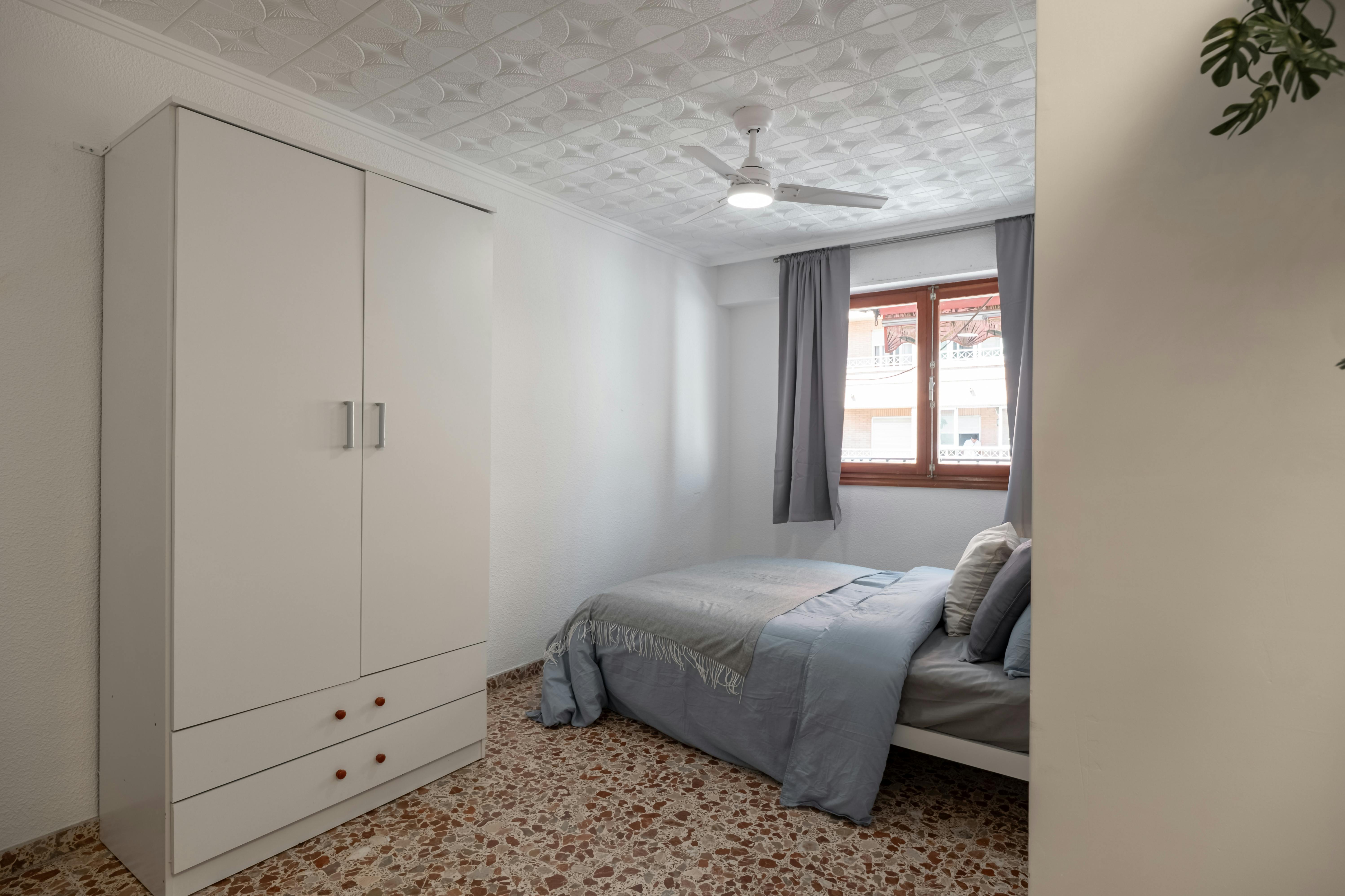 Private room in Avinguda Novelda, Alicante (1712435) room image 1