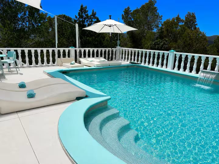 Huis te huur voor € 6.000 per maand in Cala Llonga, Carrer des Mont Perdut