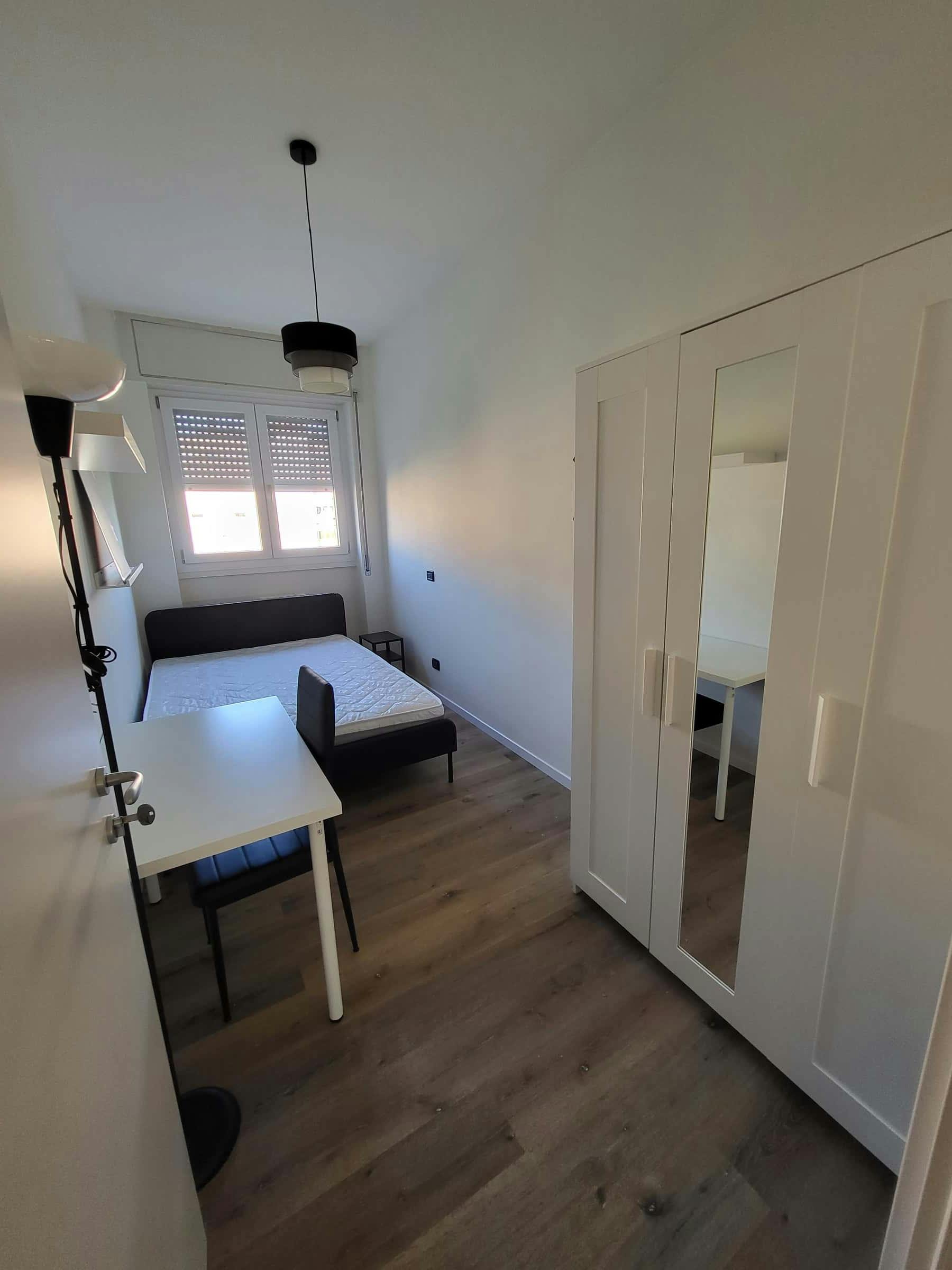 私人房间 正在以 €650 的月租出租，其位于 Milan, Via Carlo Marx