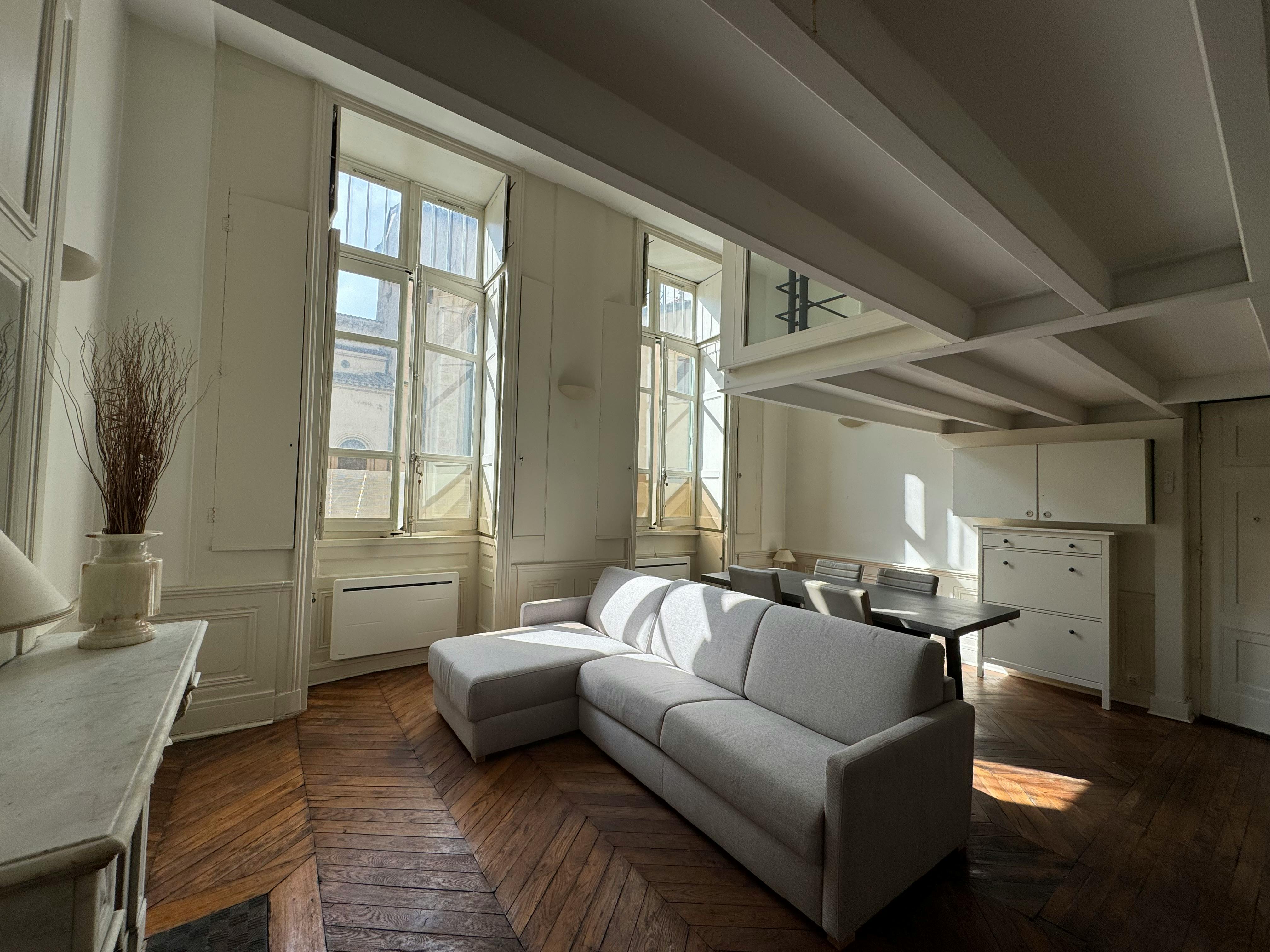 Mieszkanie do wynajęcia za 2300 € miesięcznie w mieście Lyon, Rue Adélaïde Perrin
