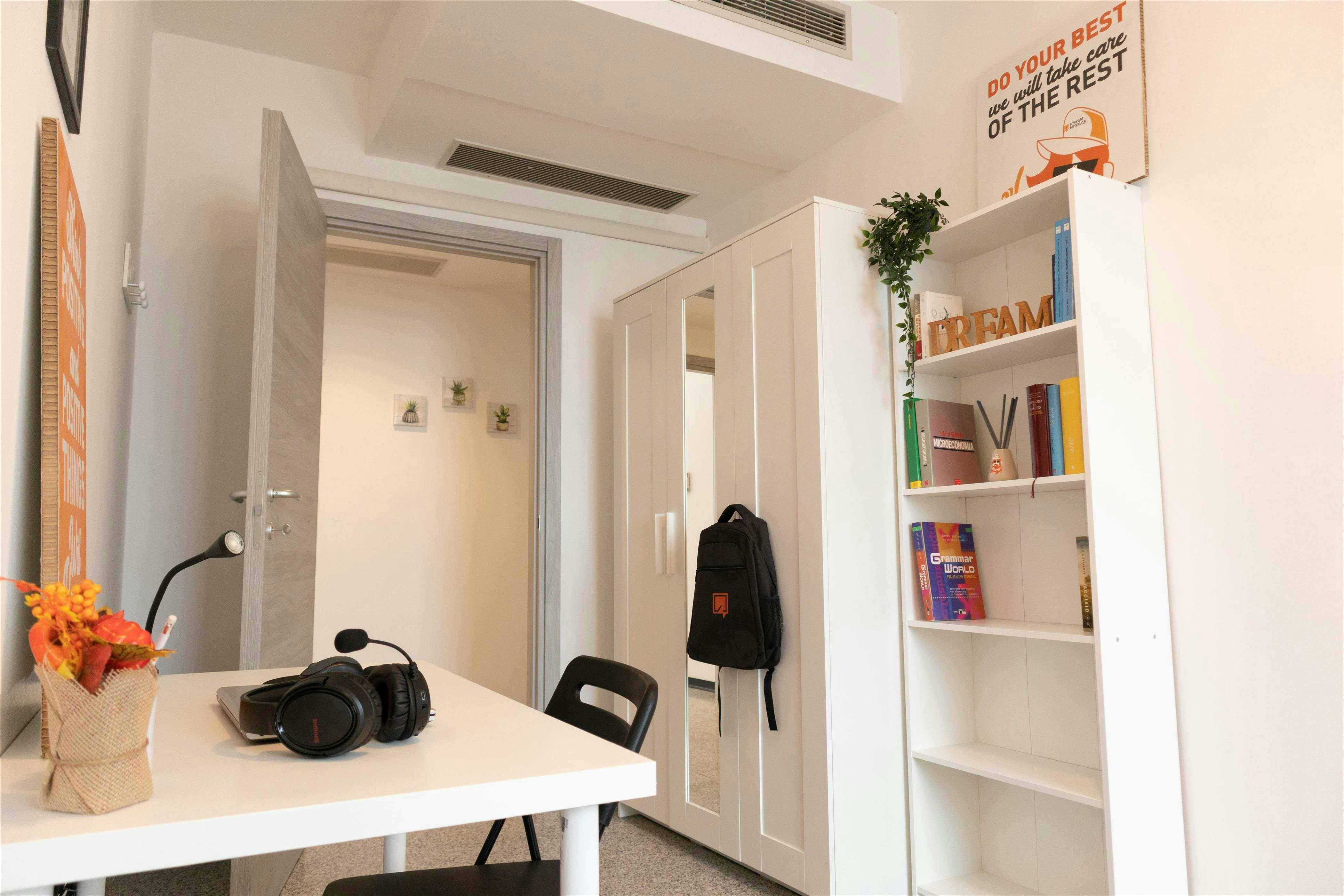 Private room in Via Dante Alighieri, Cagliari (1713270) room image 2