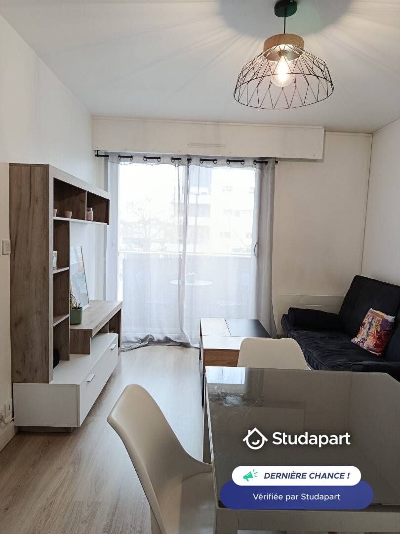 Appartement te huur voor € 850 per maand in Angers, Rue de Belle Beille