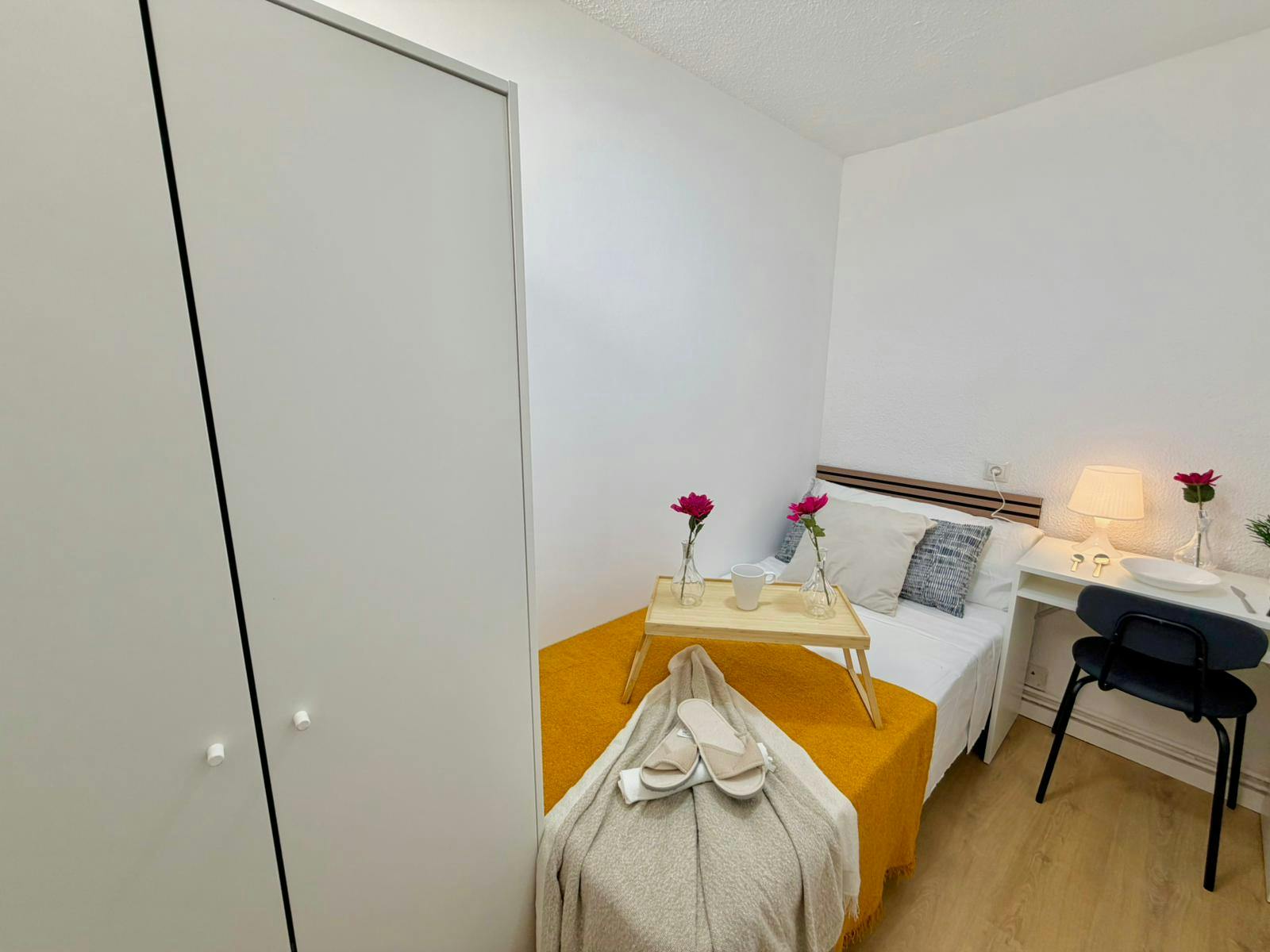 Private room in Calle Riojanos, Madrid (1714179) room image 1