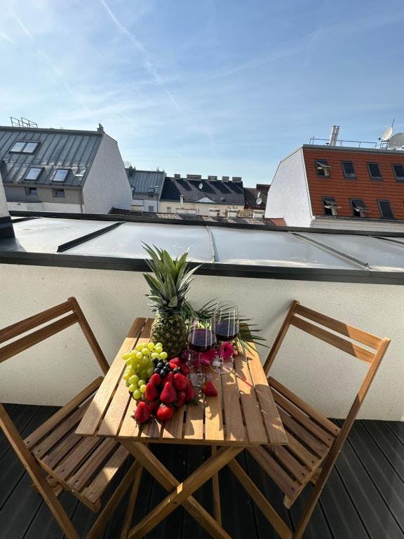 Studio for rent for €2,500 per month in Vienna, Senefeldergasse
