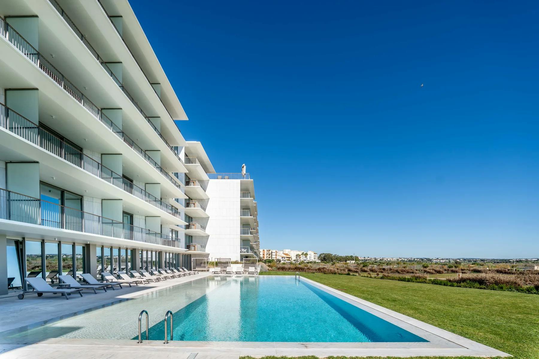 Appartamento in affitto a 10.000 € al mese a Armação de Pêra, Avenida do Rio