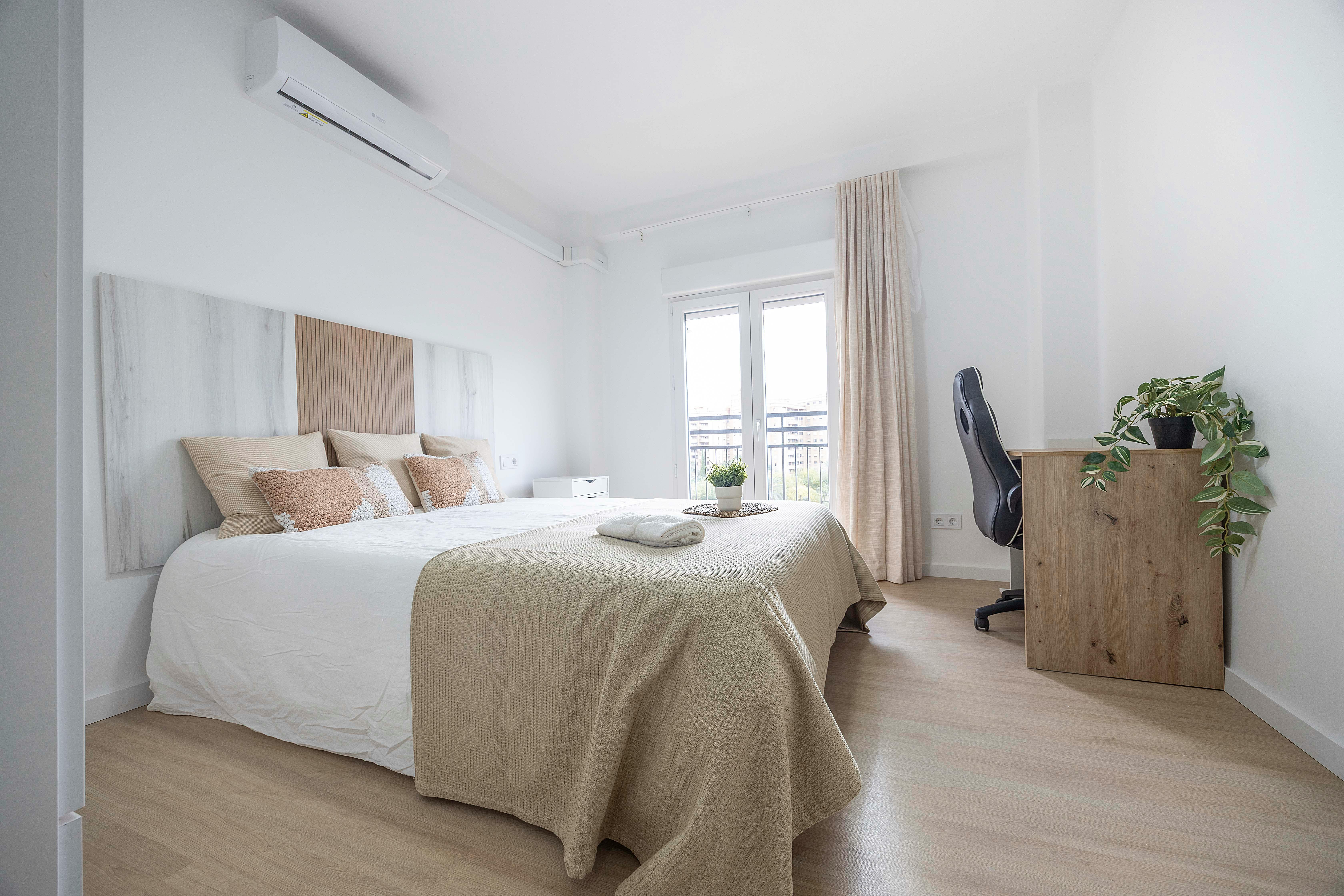 Private room in Carrer de l'Arquitecte Arnau, Valencia (1715193) room image 1