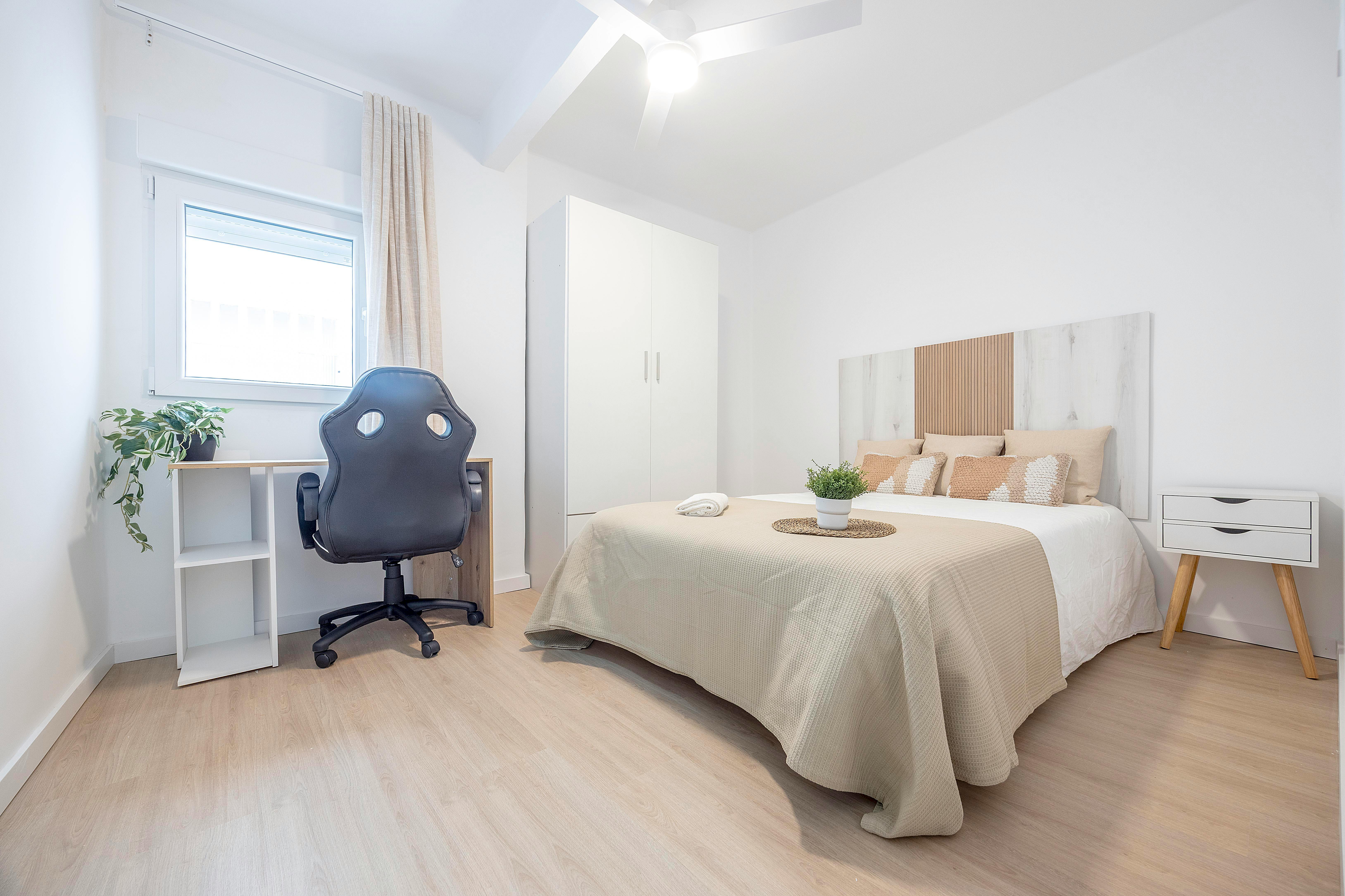 Private room in Carrer de l'Arquitecte Arnau, Valencia (1715194) room image 1