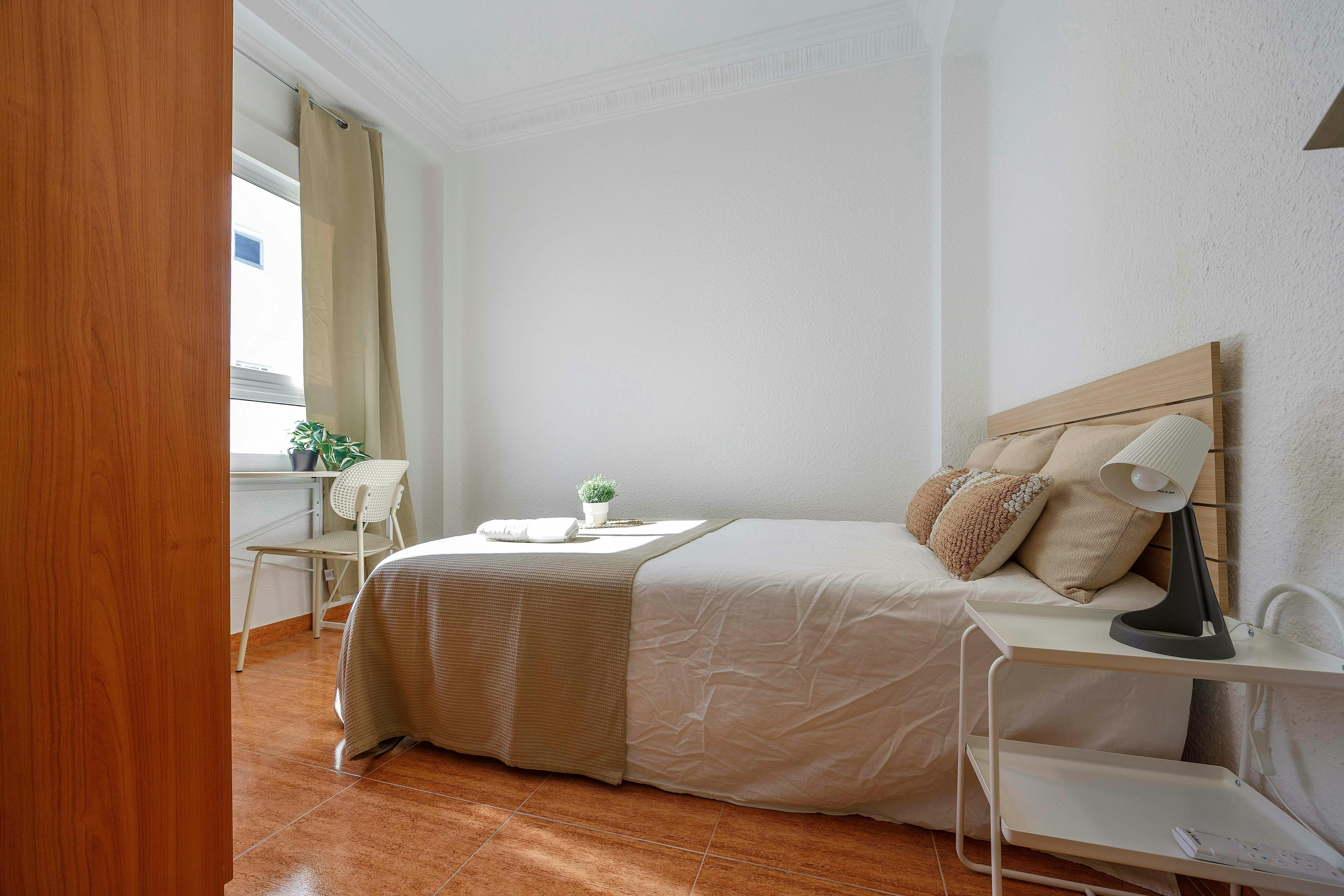 Private room in Carrer del Baró de San Petrillo, Valencia (1715362) ROOM