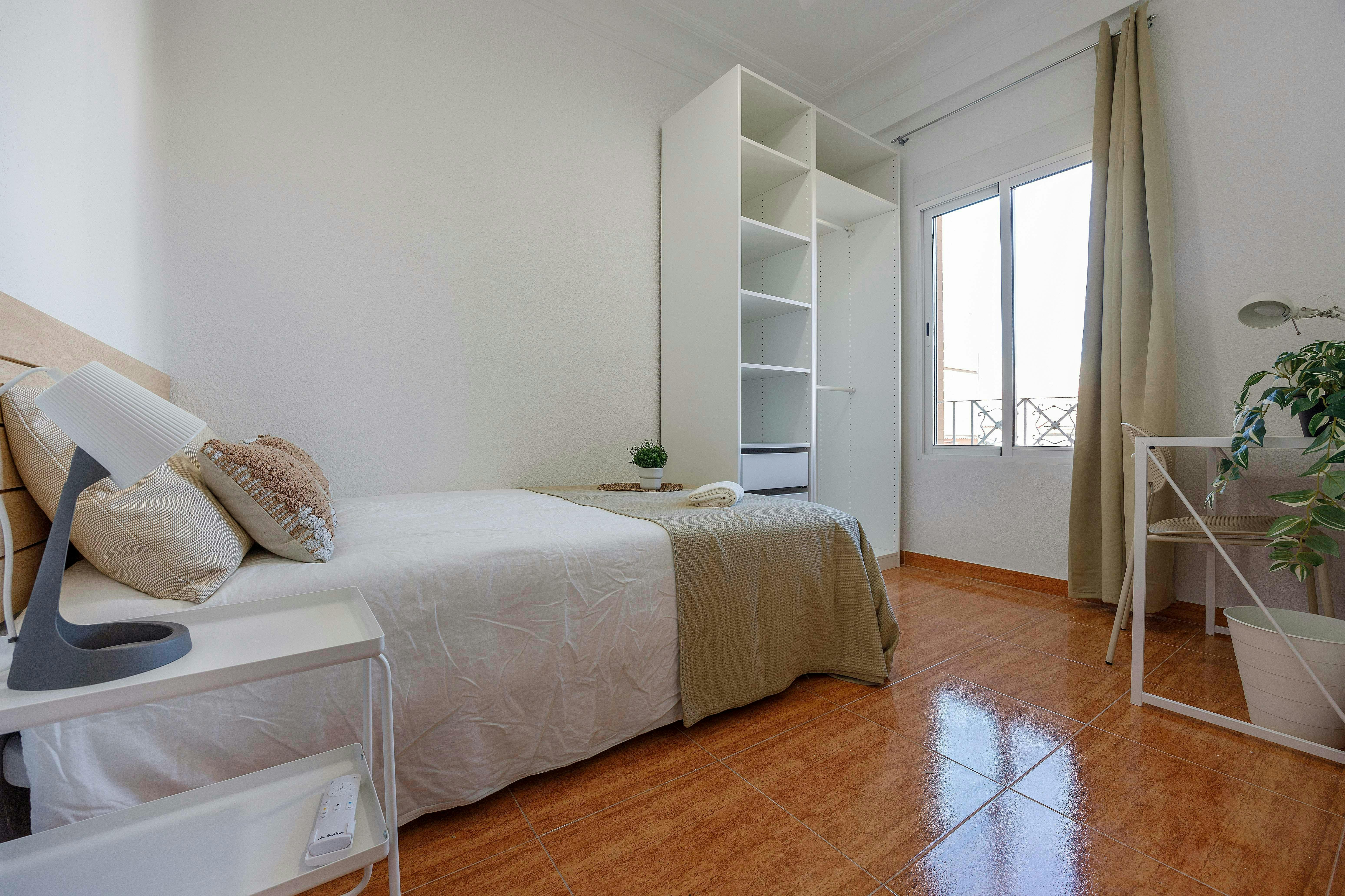 Private room in Carrer del Baró de San Petrillo, Valencia (1715364) room image 1