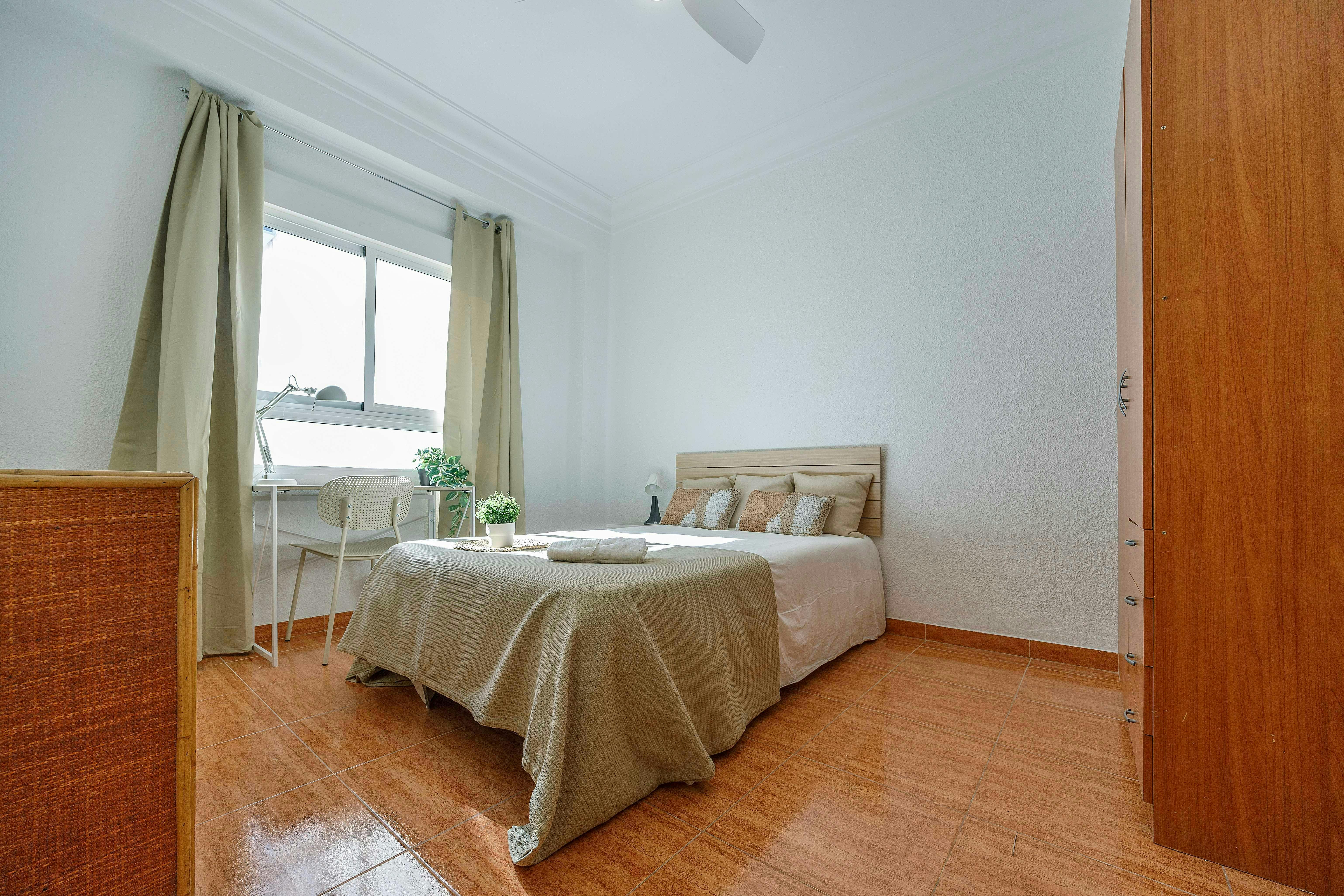 Private room in Carrer del Baró de San Petrillo, Valencia (1715366) room image 1