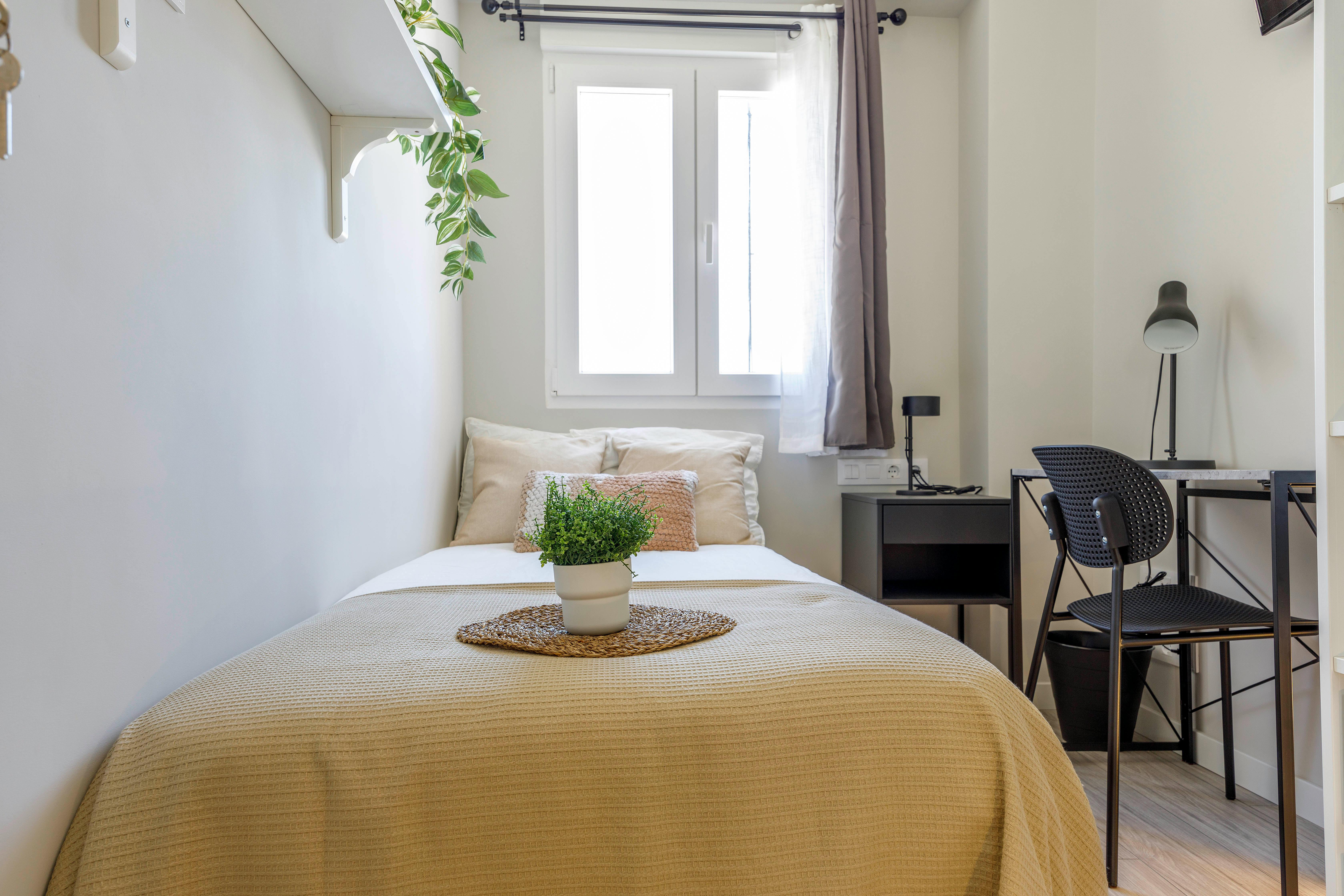 Private room in Carrer de Caravaca, Valencia (1715373) room image 1