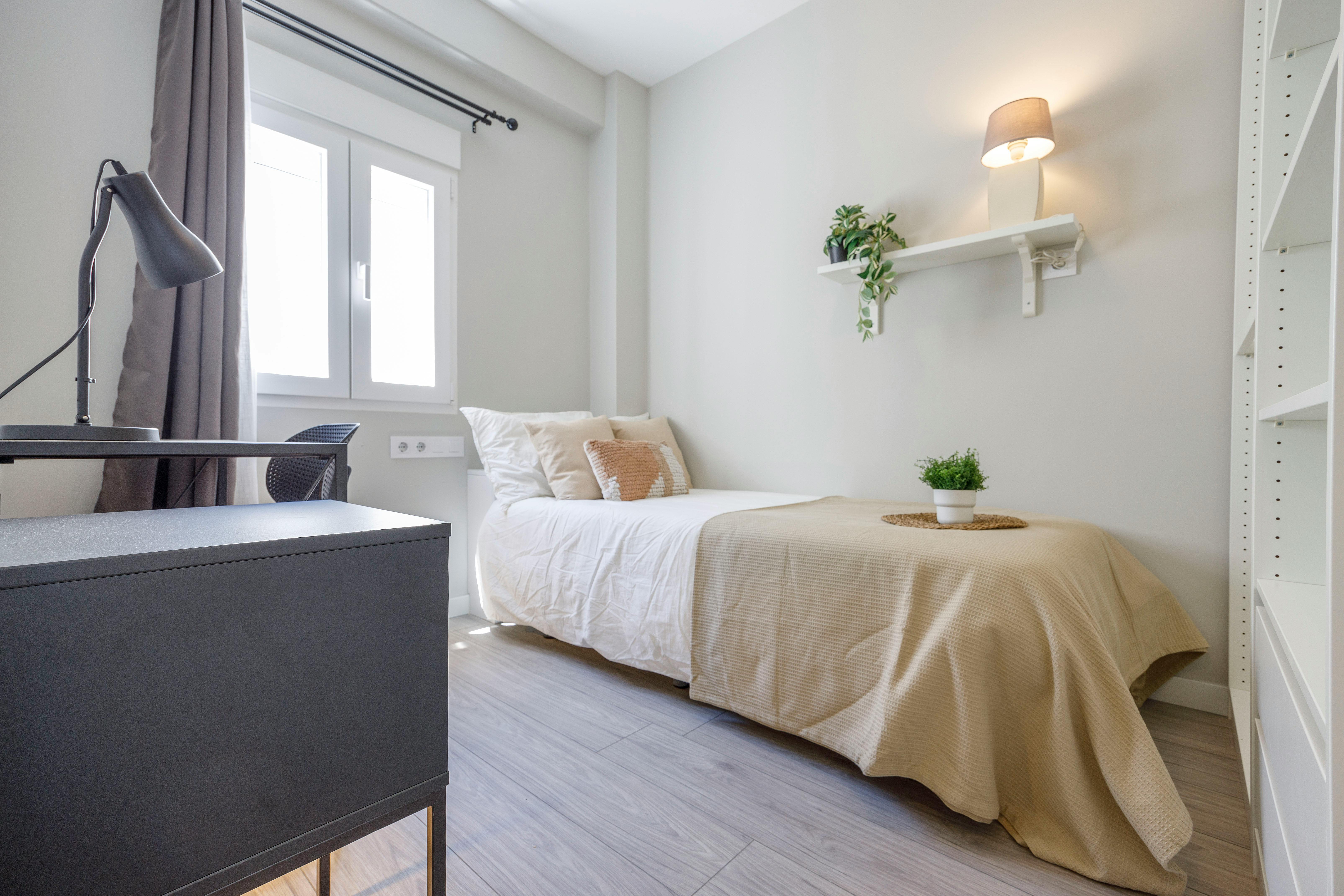 Private room in Carrer de Caravaca, Valencia (1715377) room image 1