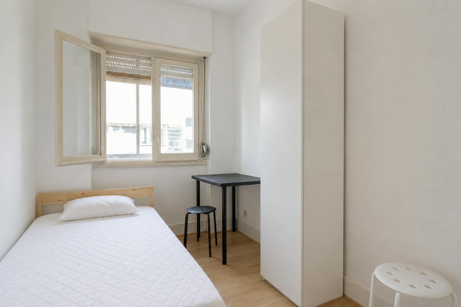 Privat rum att hyra för 530 € i månaden i Lisbon, Travessa do Possolo
