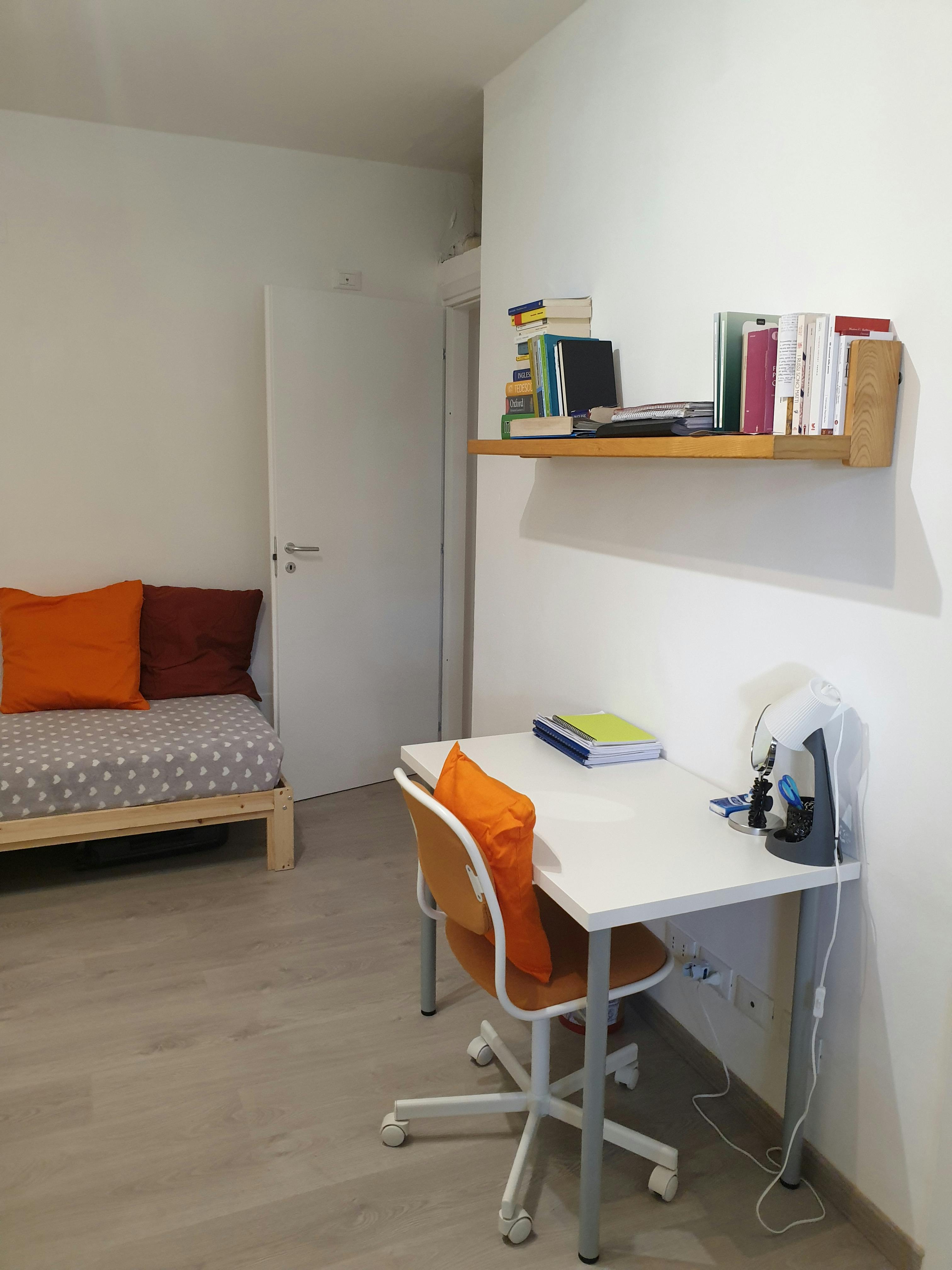 Gedeelde kamer te huur voor € 330 per maand in Milan, Via Demonte