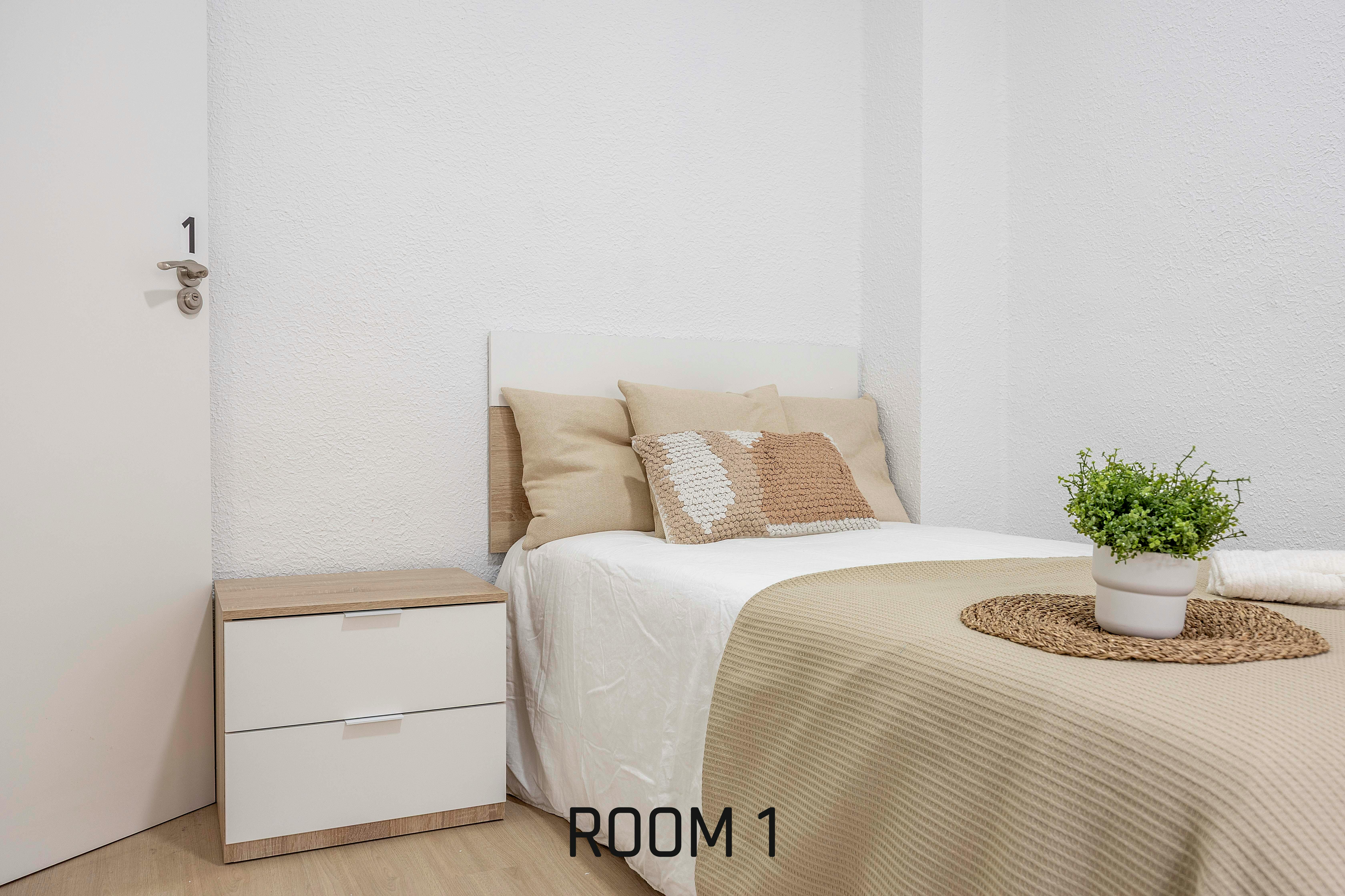 Private room in Carrer d'Emili Baró, Valencia (1715687) room image 2