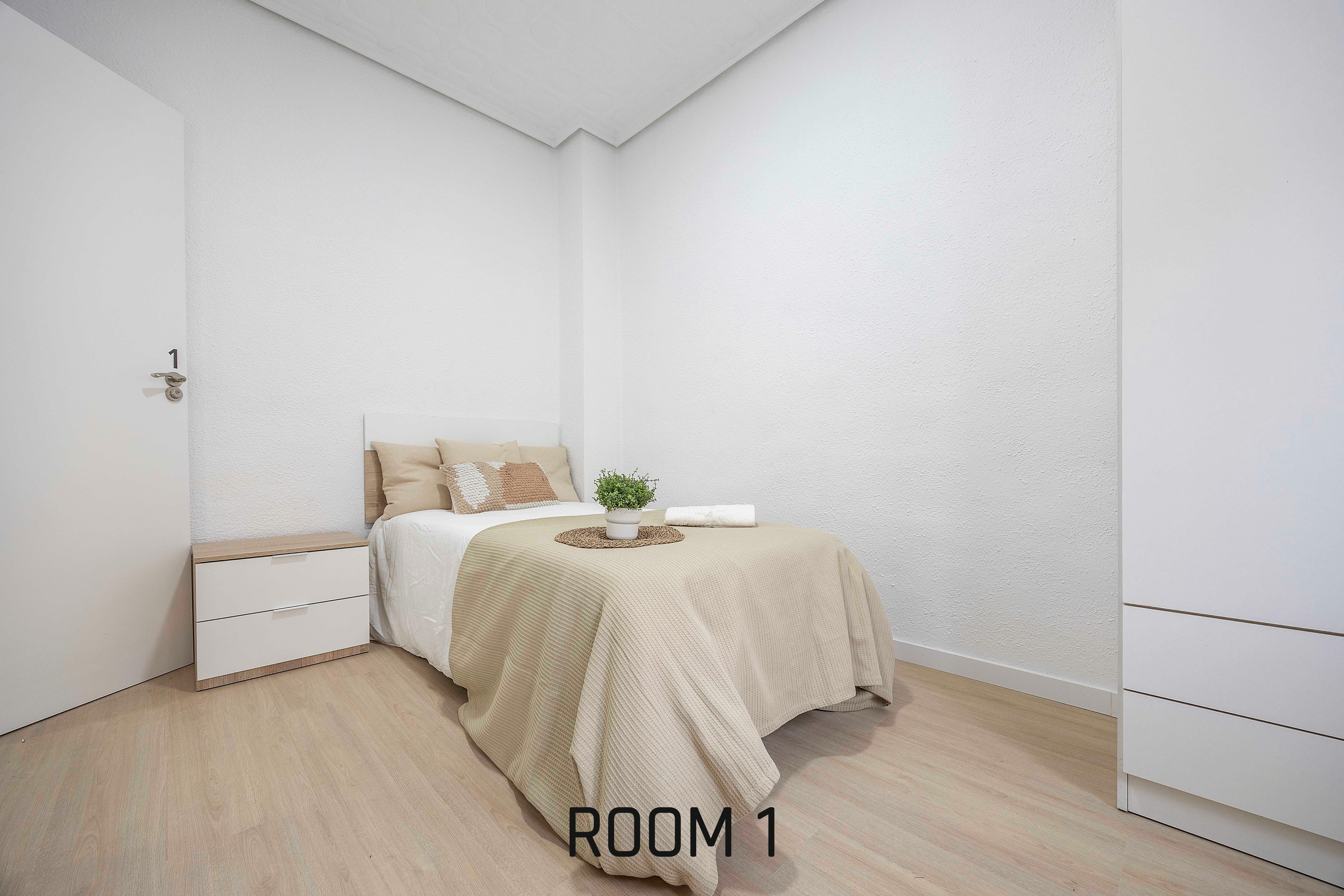 Private room in Carrer d'Emili Baró, Valencia (1715687) room image 1