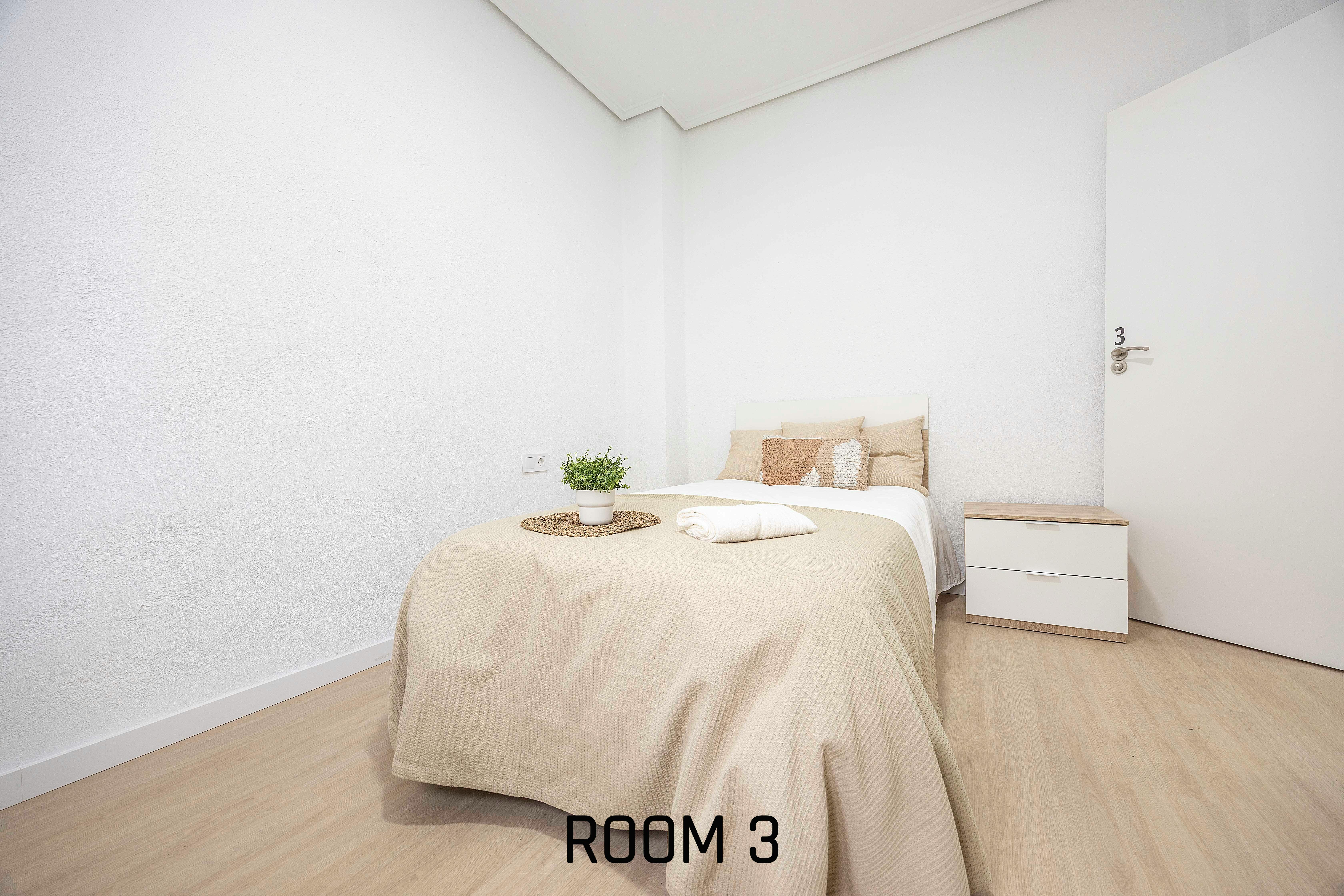 Private room in Carrer d'Emili Baró, Valencia (1715690) room image 1