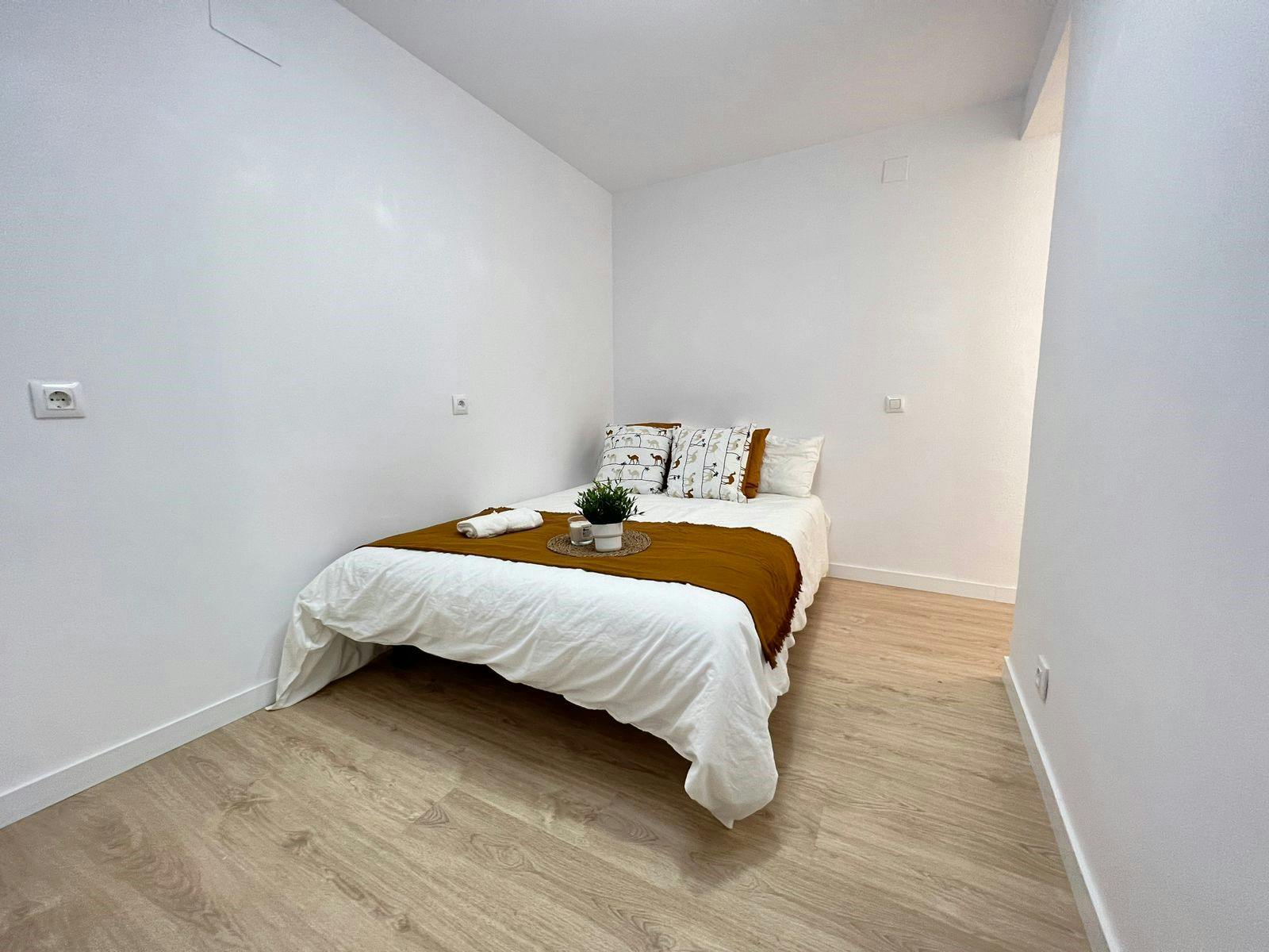 Private room in Carrer del Reverend José Maria Pinazo, Valencia (1716117) ROOM