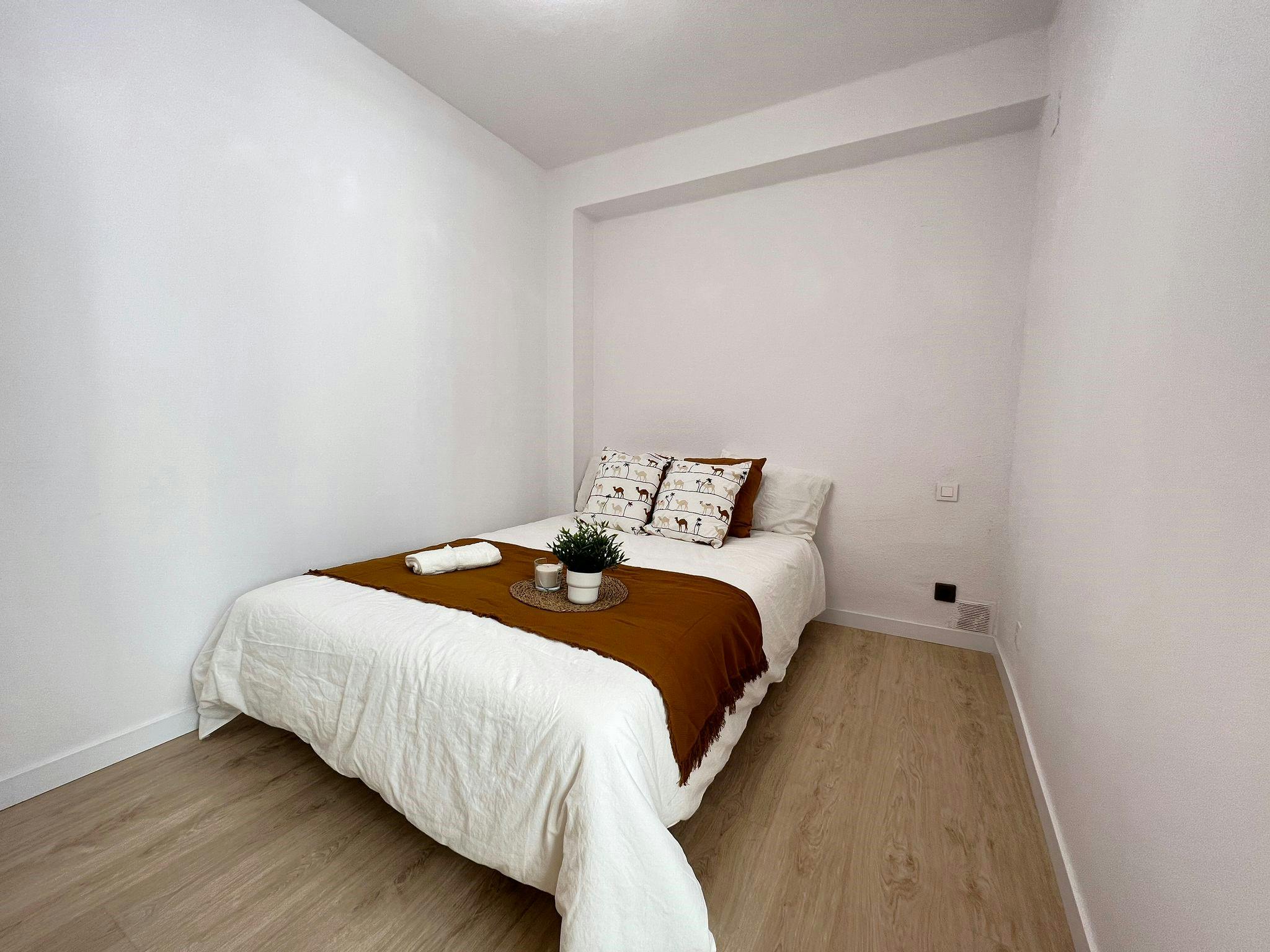 Private room in Carrer del Reverend José Maria Pinazo, Valencia (1716122) room image 1
