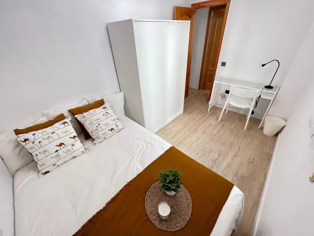 Private room in Carrer del Reverend José Maria Pinazo, Valencia (1716124) room image 1