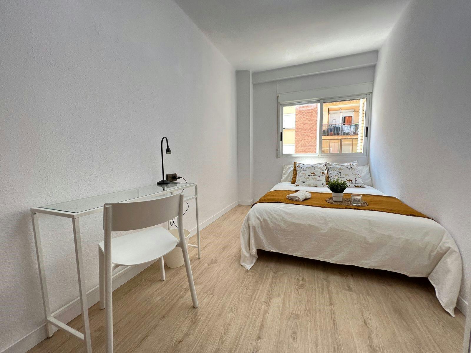 Private room in Carrer del Reverend José Maria Pinazo, Valencia (1716126) room image 1