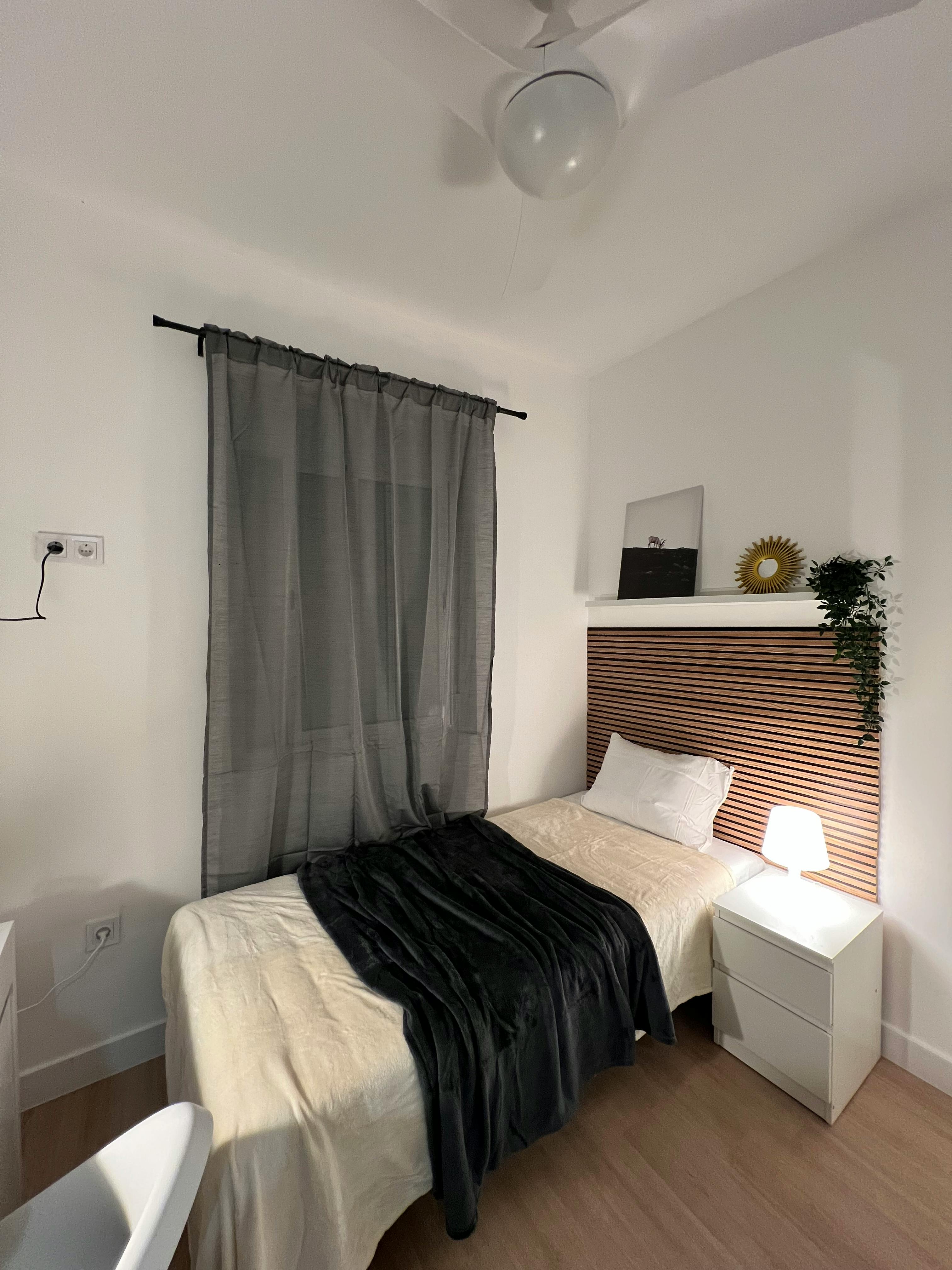 Private room in Carrer de Sant Mateu, Alicante (1716797) room image 1