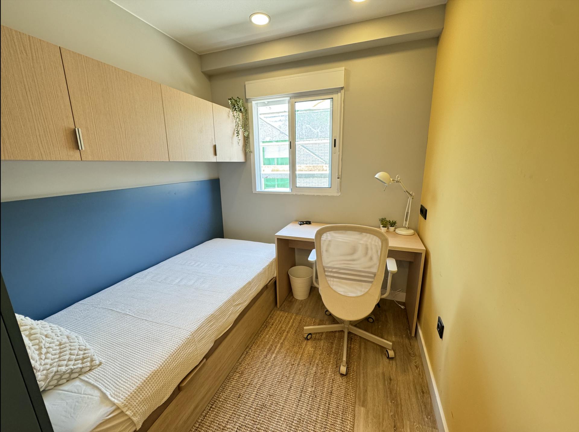 Private room in Calle de la Paz, Zaragoza (1717439) room image 1
