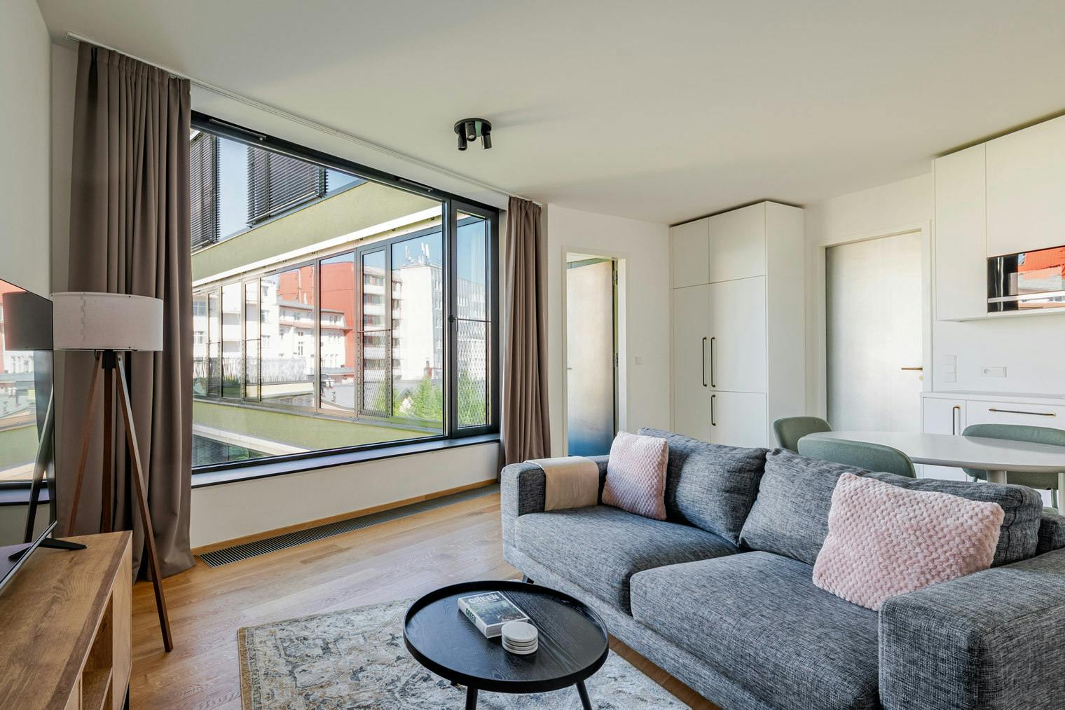 Apartamento para alugar por € 2.053 por mês em Hlavní město Praha, Komunardů