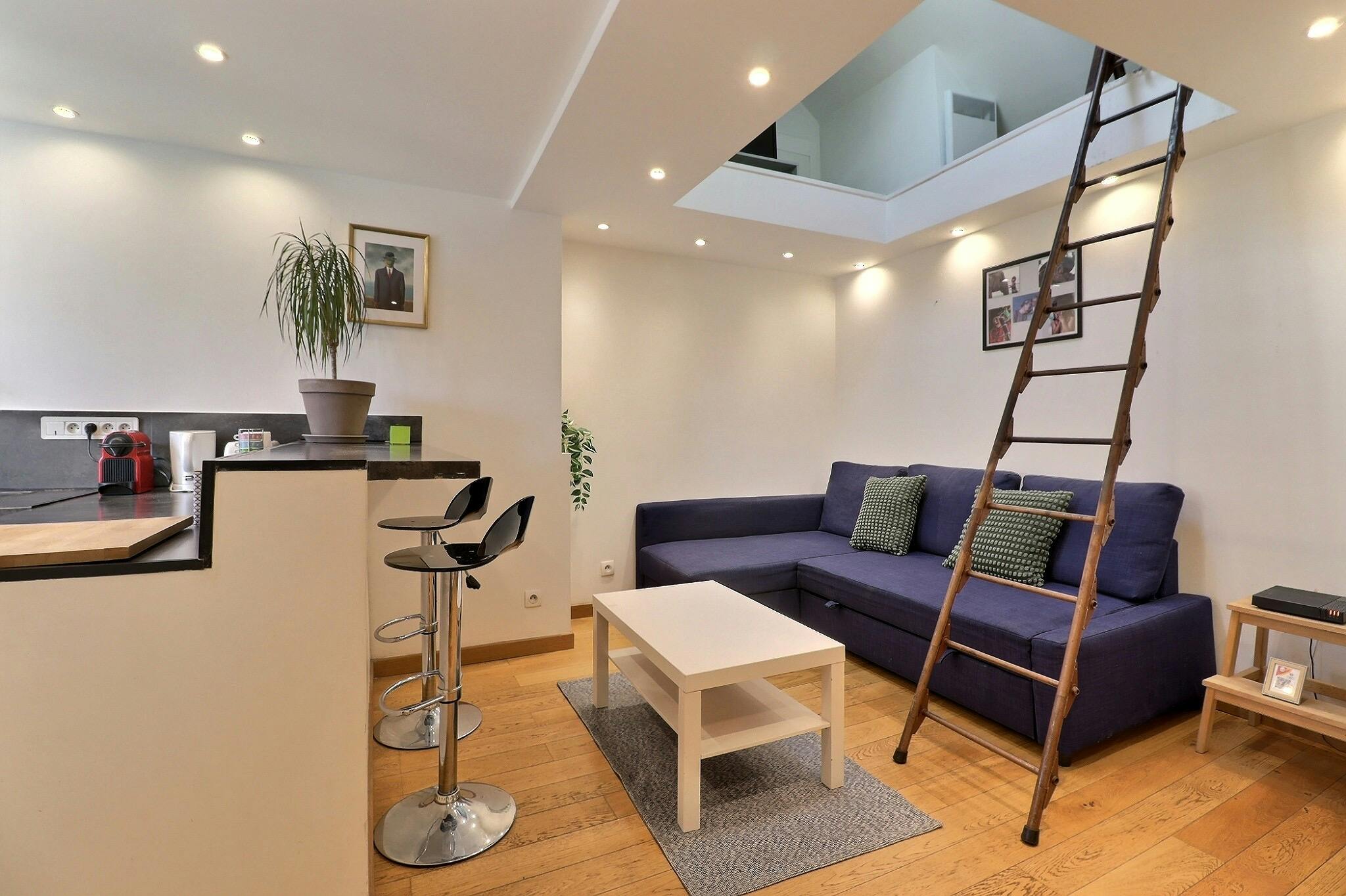 Apartment for rent for €1,762 per month in Paris, Rue le Regrattier