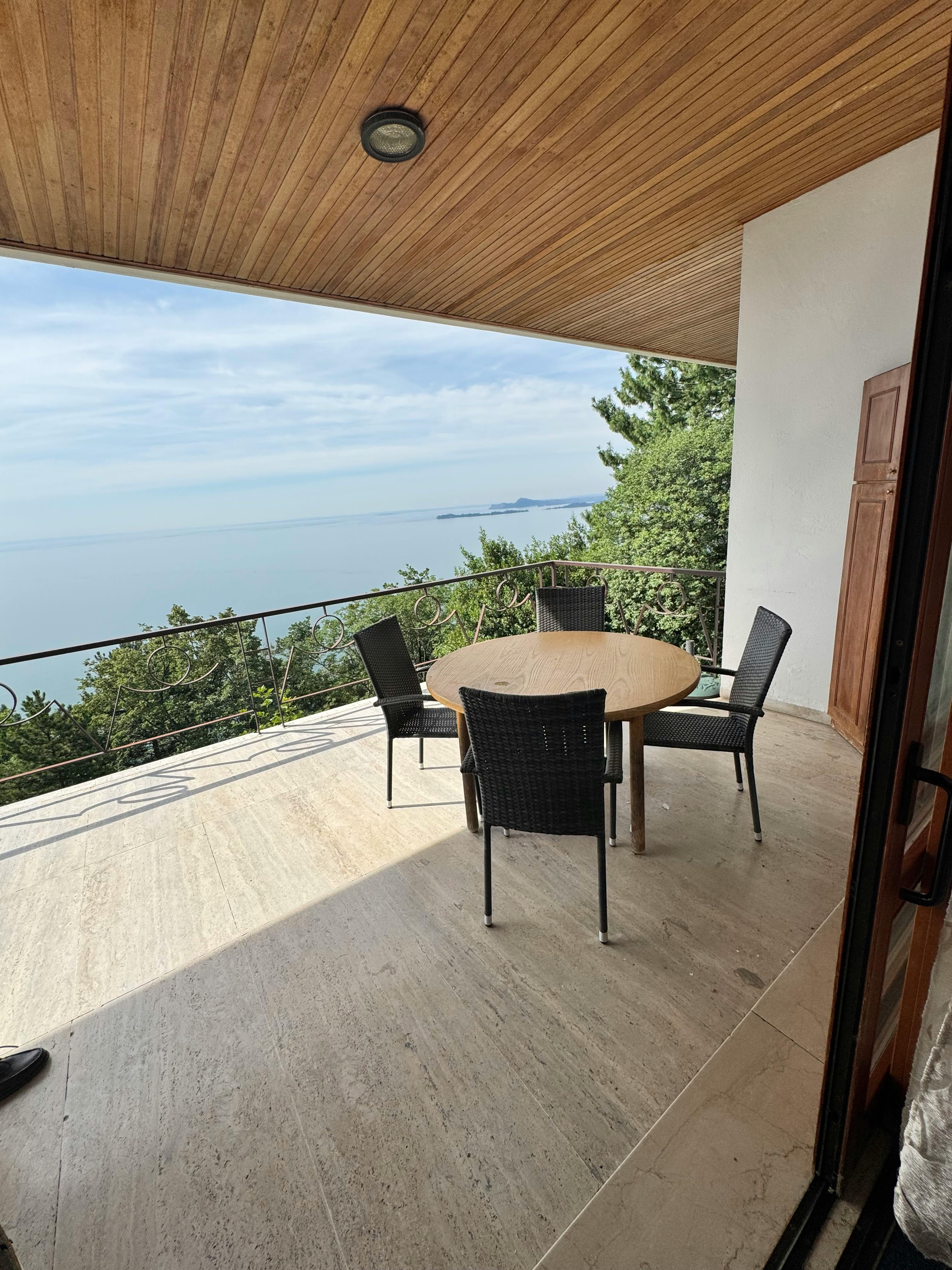 Byggnad att hyra för 5 000 € i månaden i Toscolano Maderno, Via Montemaderno