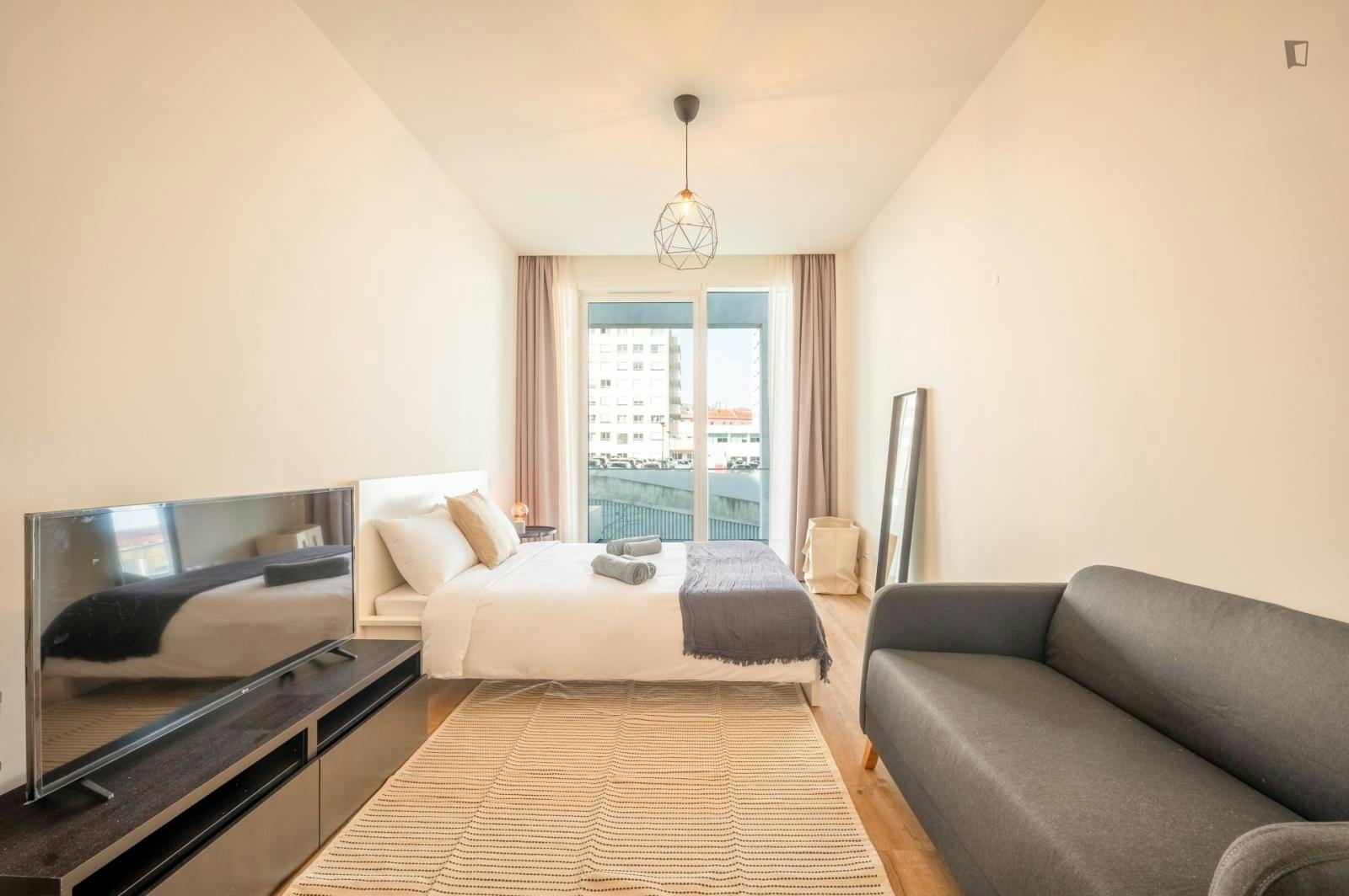 Studio for rent for €700 per month in Lisbon, Rua Margarida de Abreu