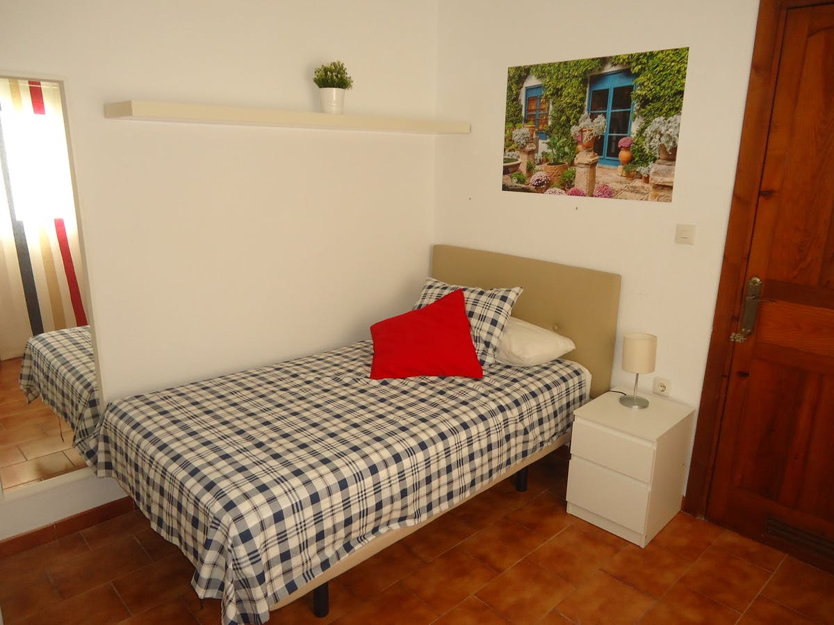 Privat rum att hyra för 295 € i månaden i Córdoba, Calle José María Valdenebro