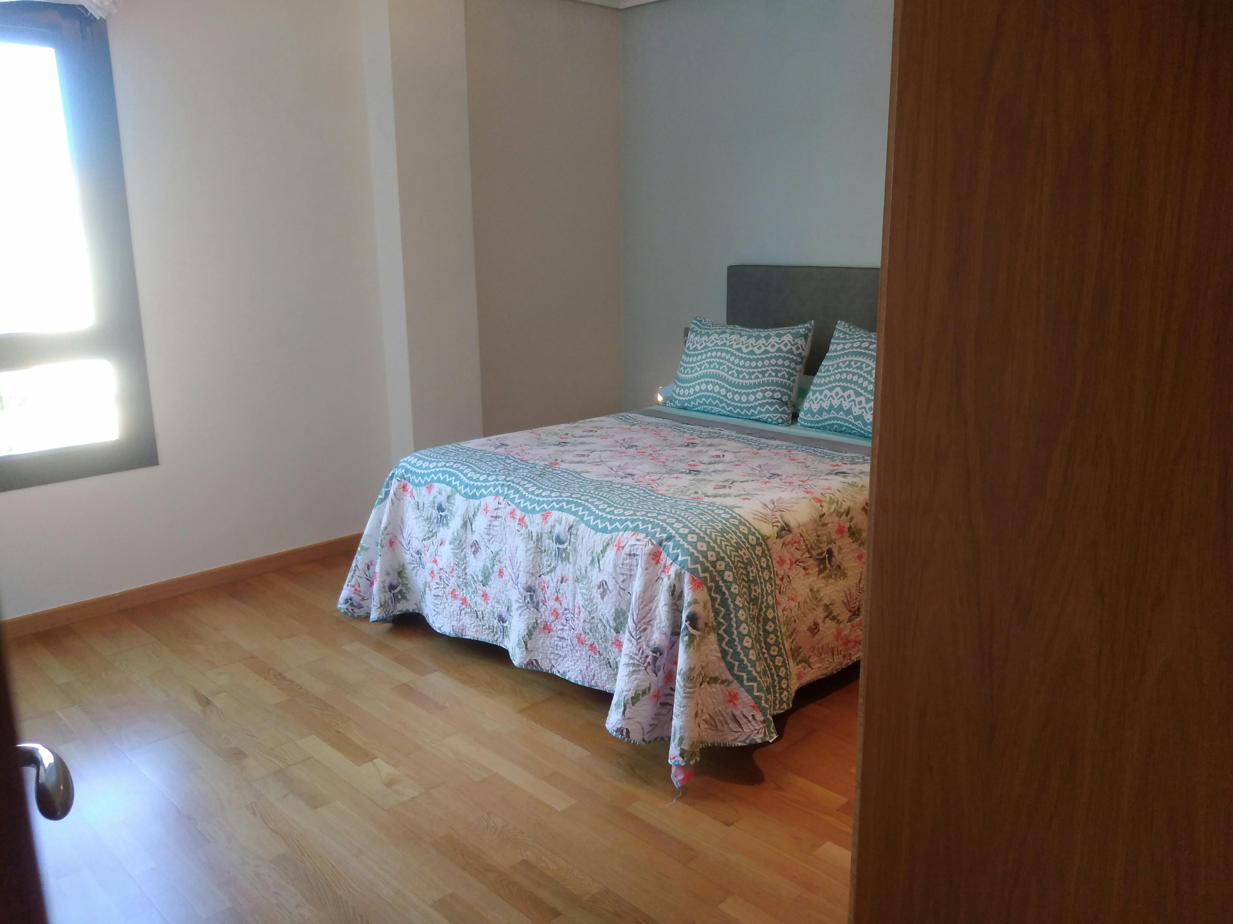 Apartment for rent for €1,250 per month in Almería, Avenida Maestro Gaspar Vivas