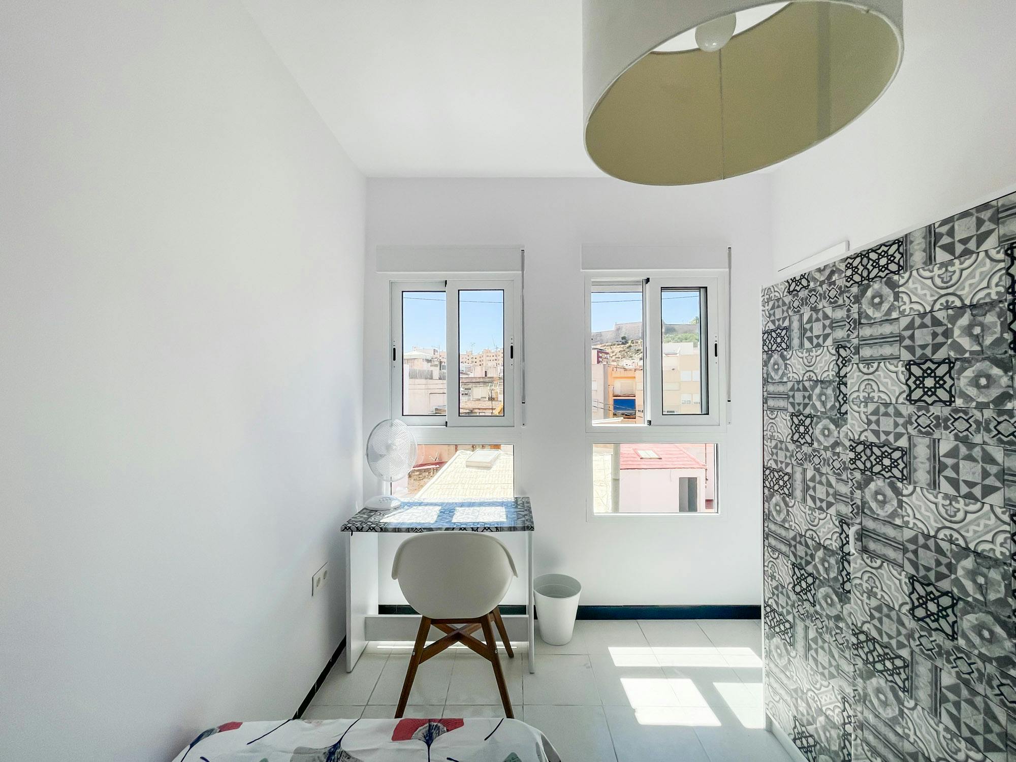 Private room in Calle Capitán Amador, Alicante (1718917) room image 2