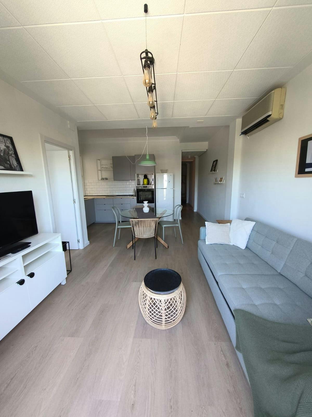 Apartment for rent for €1,450 per month in Valencia, Carrer de les Filipines