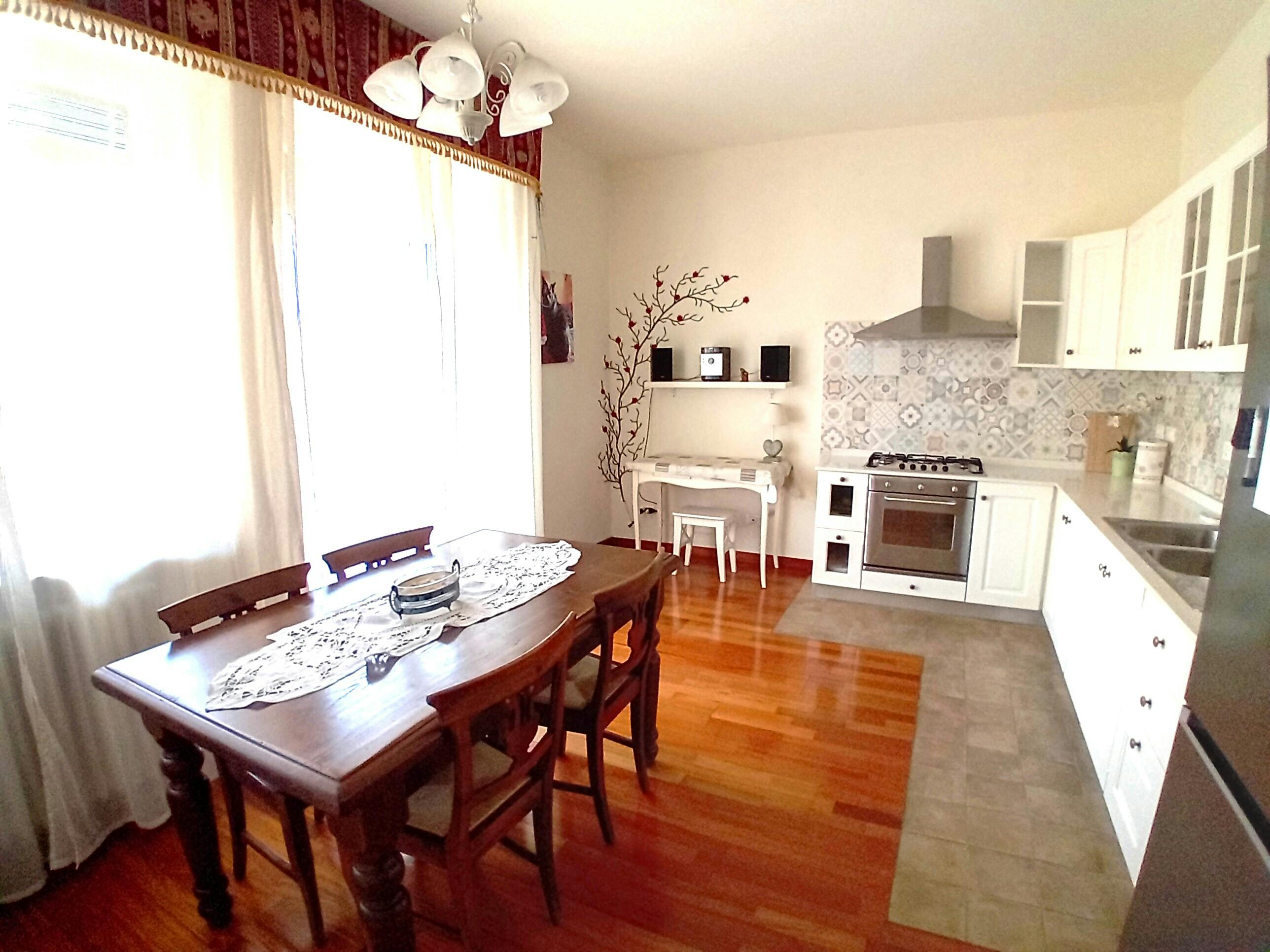 Appartement te huur voor € 1.200 per maand in Lucca, Via Augusto Mancini