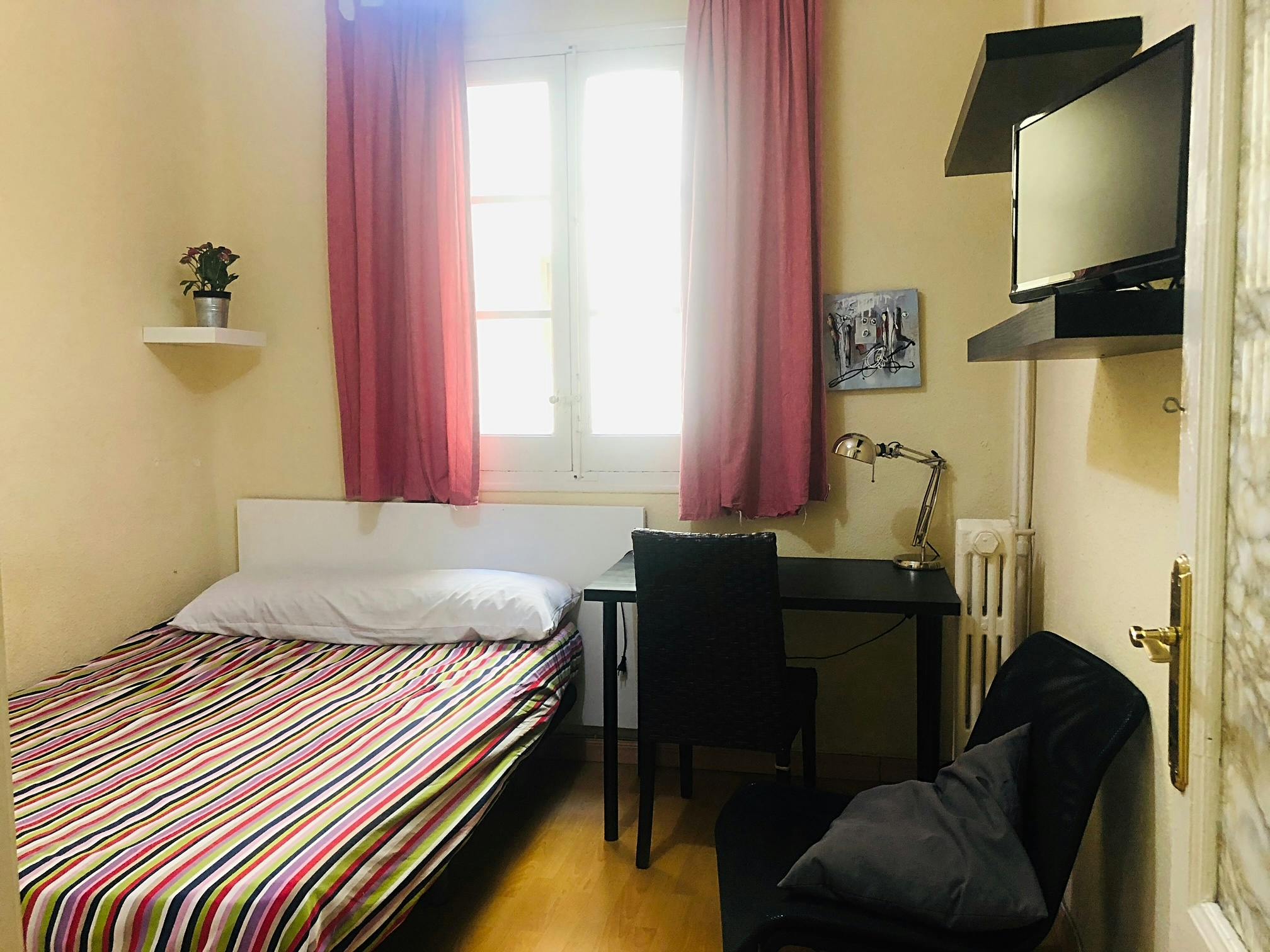 Habitación privada en alquiler por 450 € al mes en Madrid, Calle de Monteleón