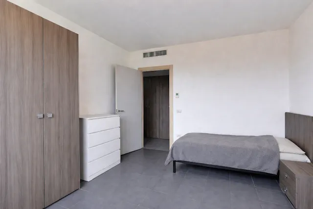 Shared room in Via Enrico Cosenz, Milan (1720006) room image 2
