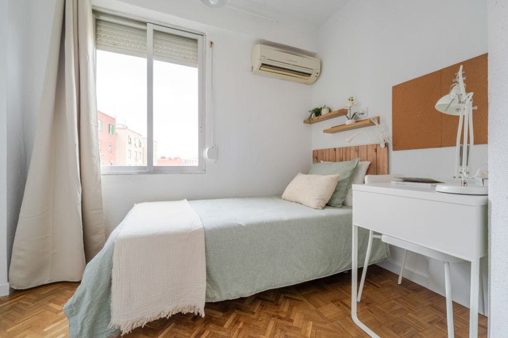 Private room for rent for €480 per month in Madrid, Calle San Pantaleón