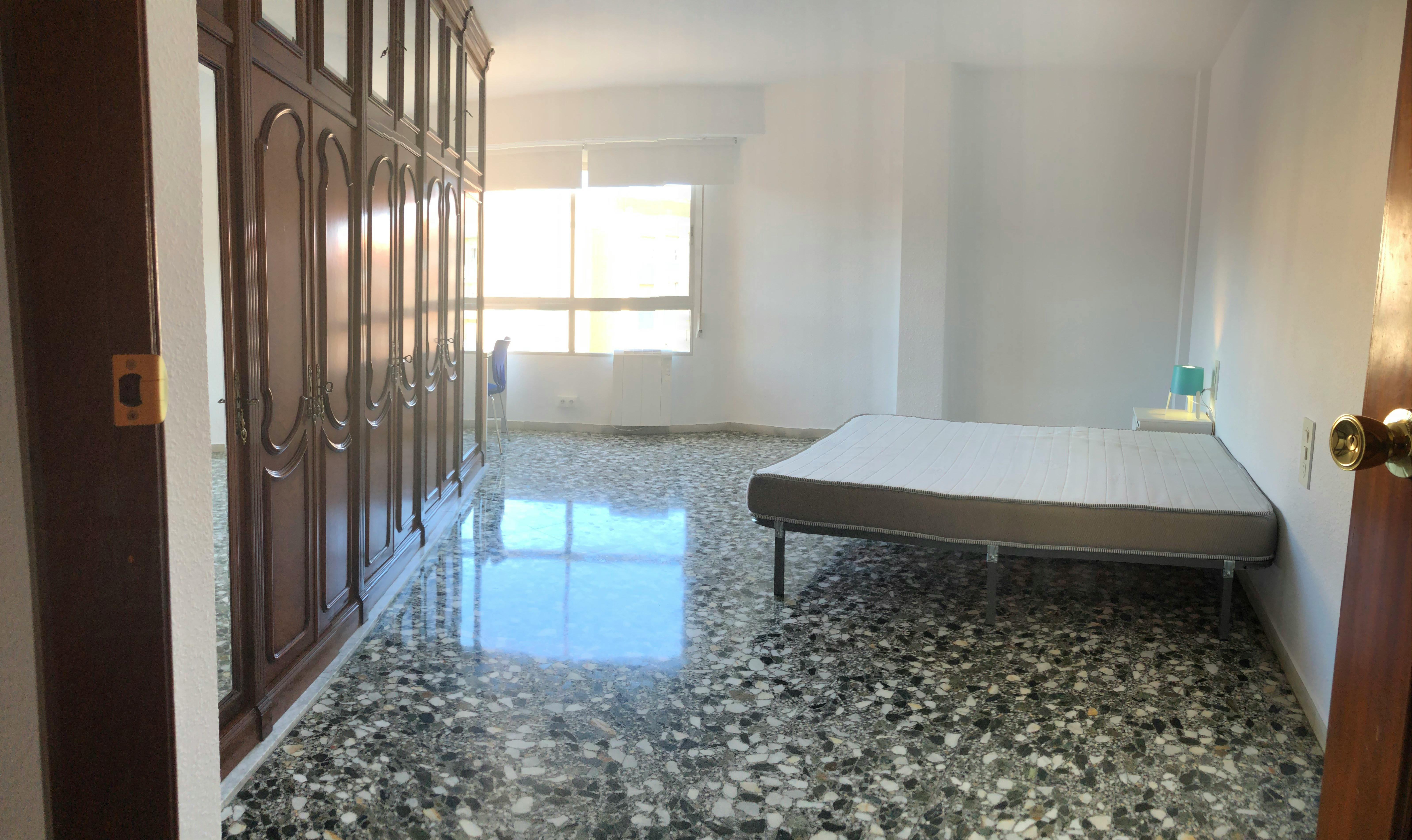 Private room in Calle Actor Mora, Valencia (1720506) room image 1